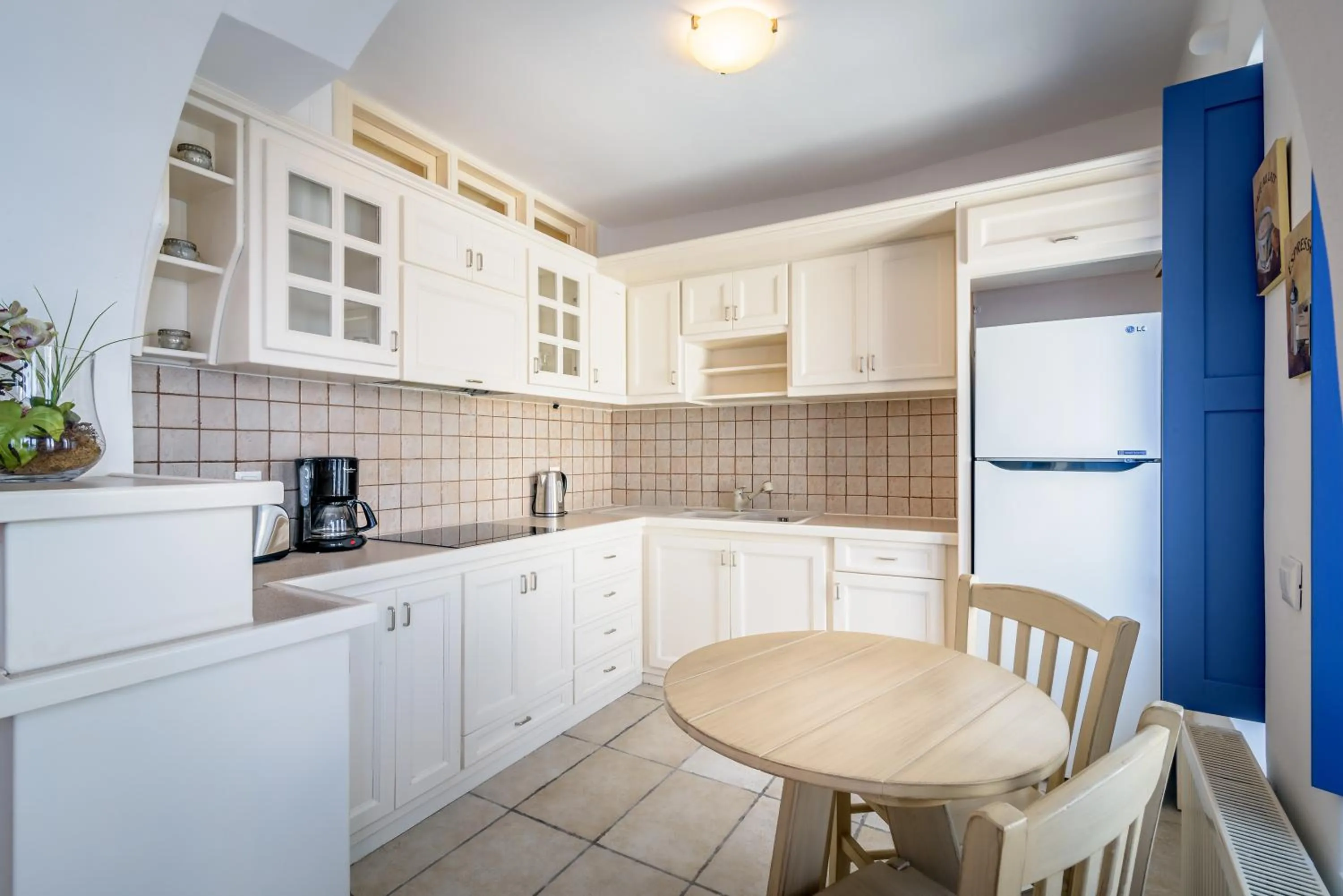 Kitchen or kitchenette in Golden Grey Goose