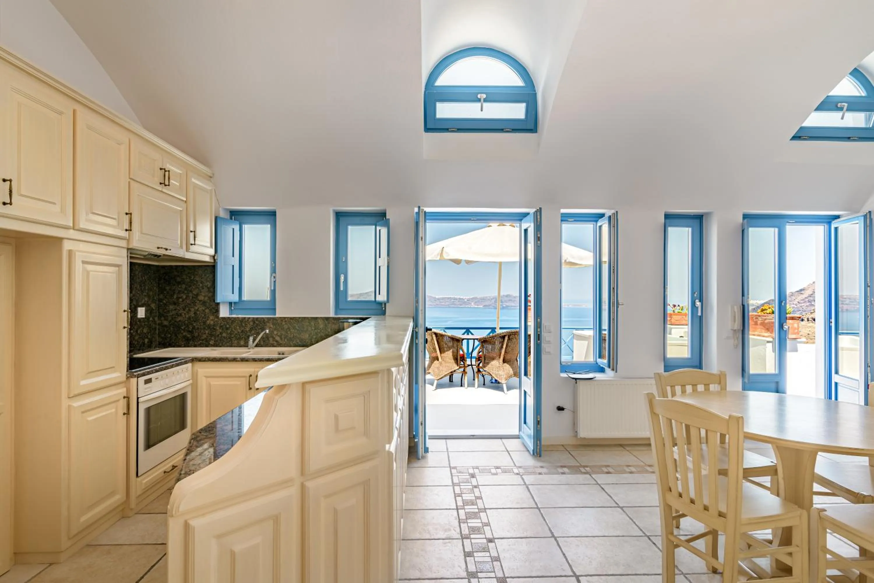 Kitchen or kitchenette in Golden Grey Goose