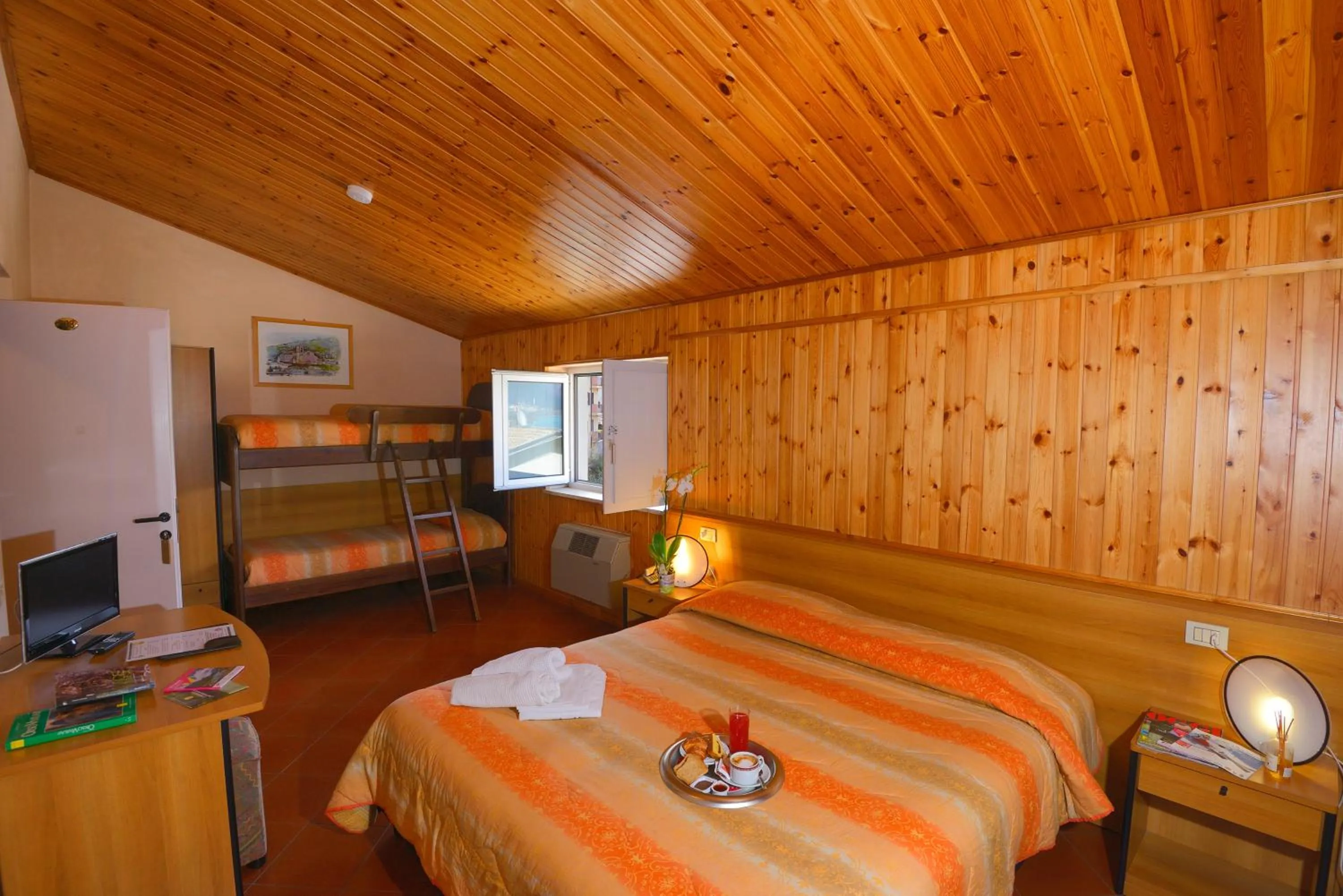 Spring, Bed in HOTEL HOLIDAYS a Barrea - Natura, Relax e Benessere nel Parco d'Abruzzo