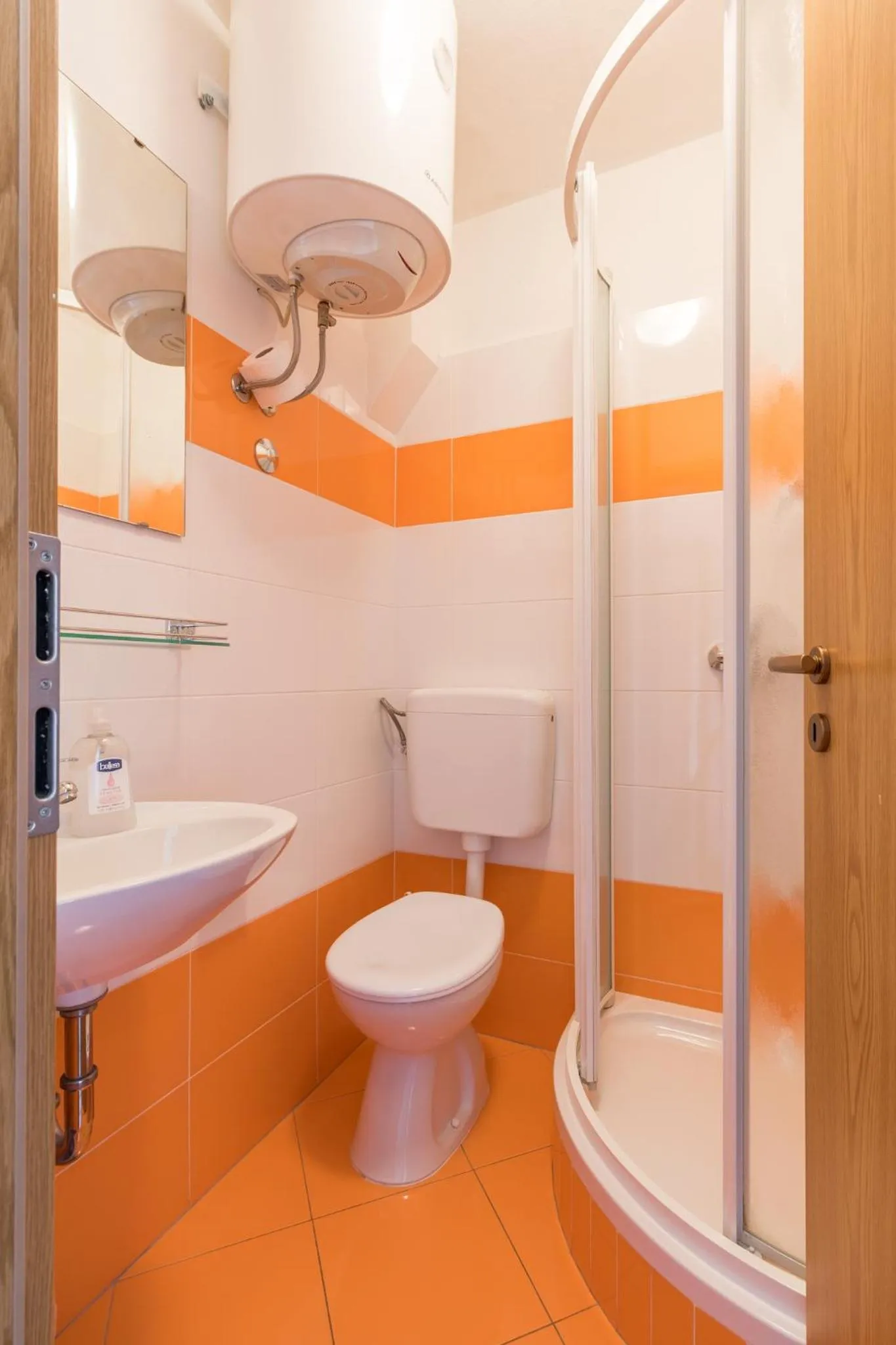 Shower in Pansion Lovac