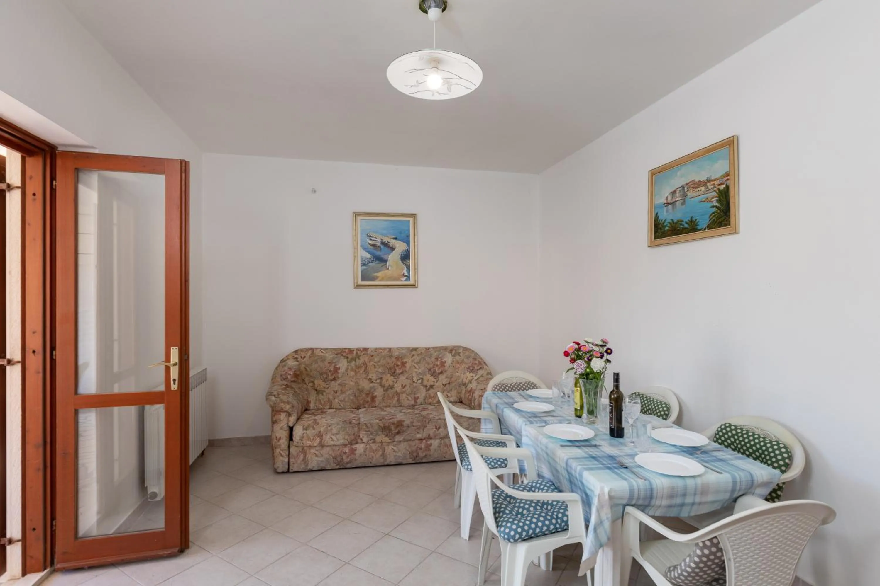 Dining area in Villa Valjalo