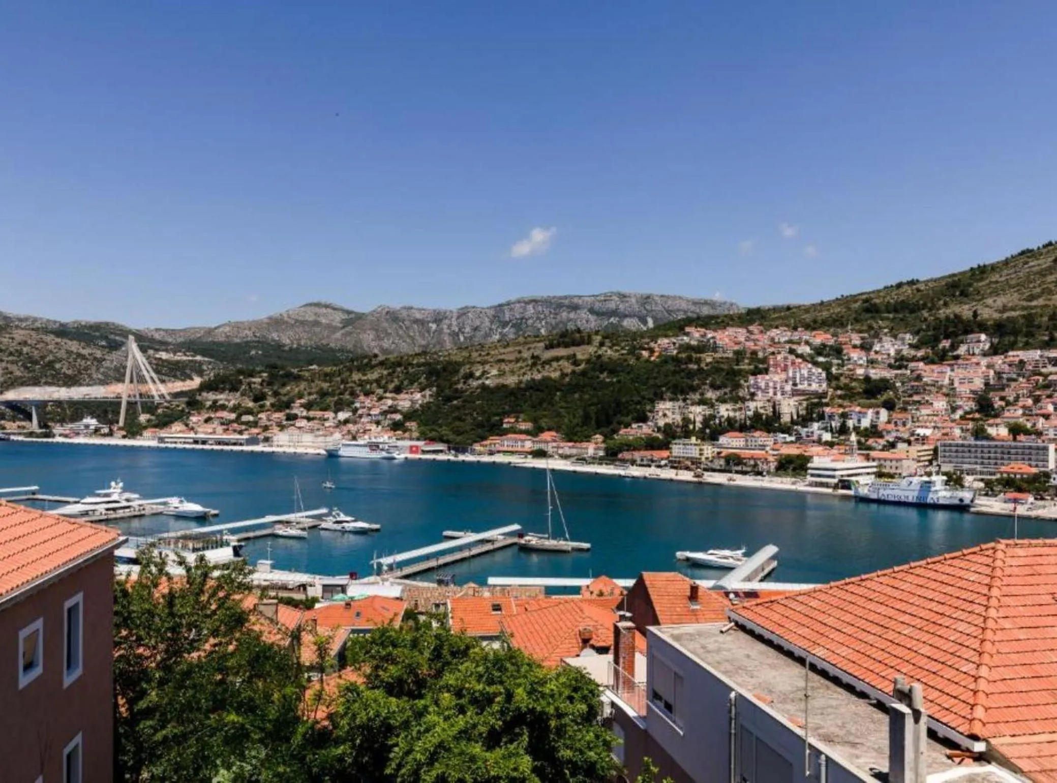 Property building in Villa Valjalo