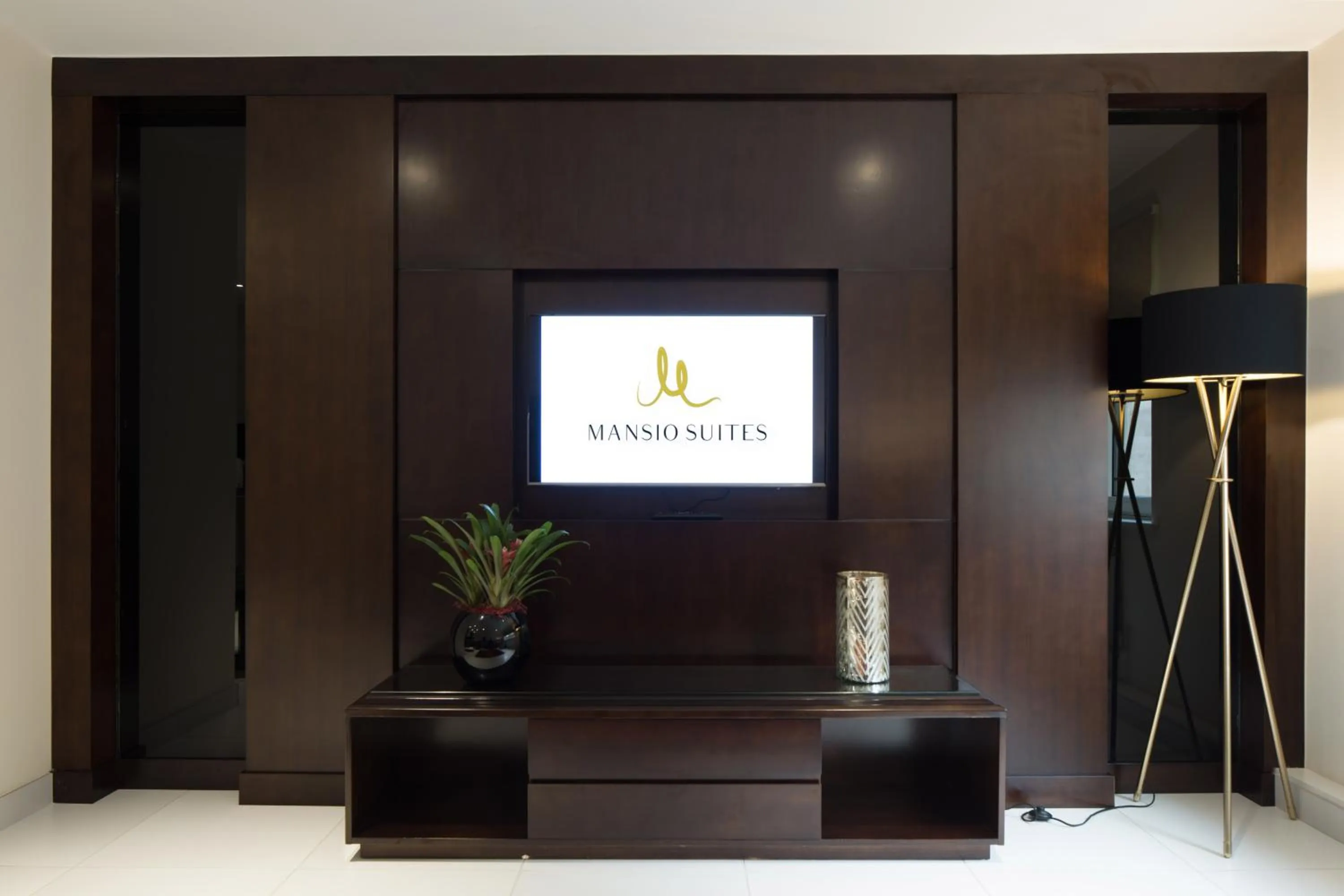 TV and multimedia in Mansio Suites The Headrow
