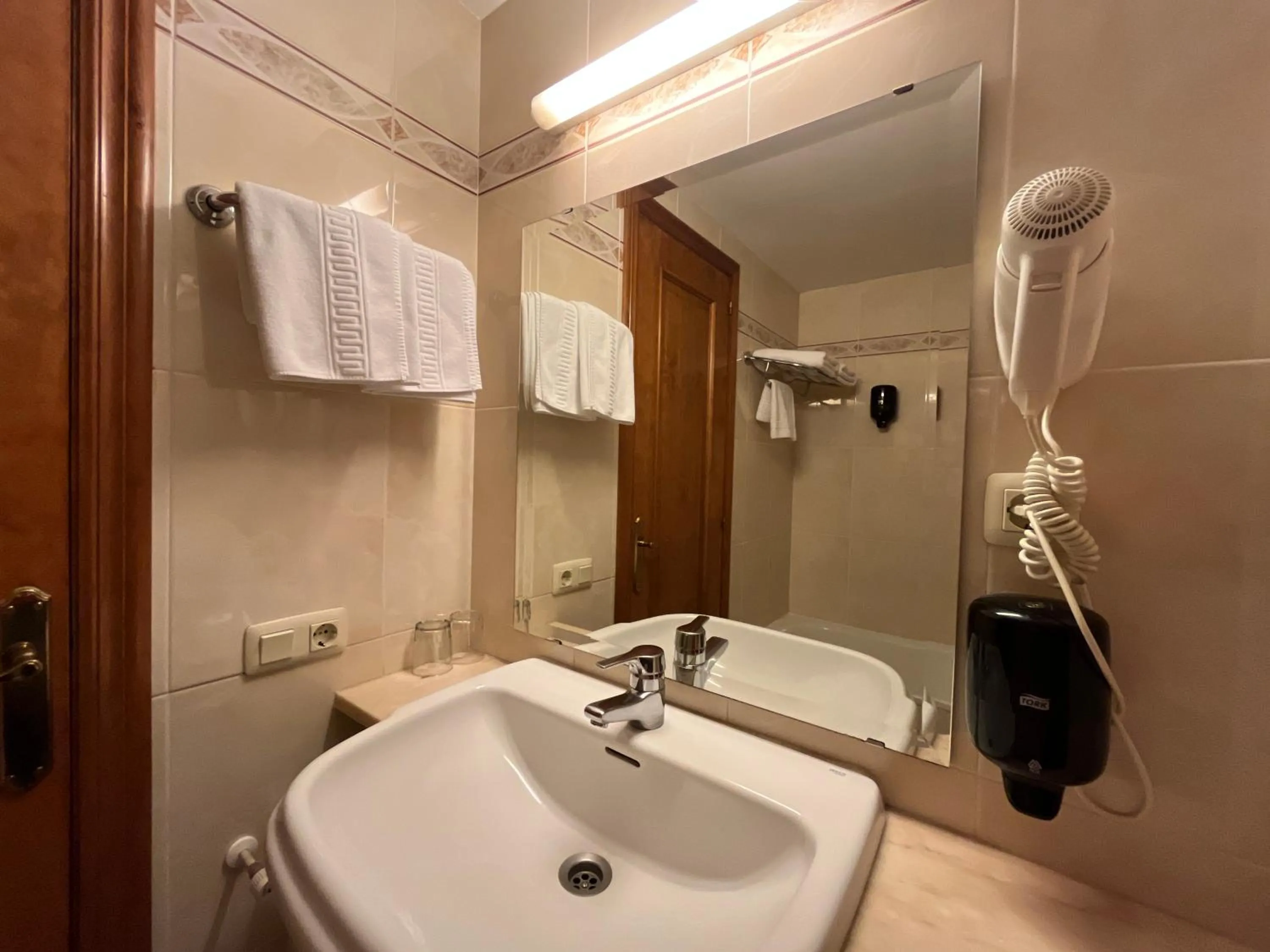 Bathroom in Hotel Juan Canejan