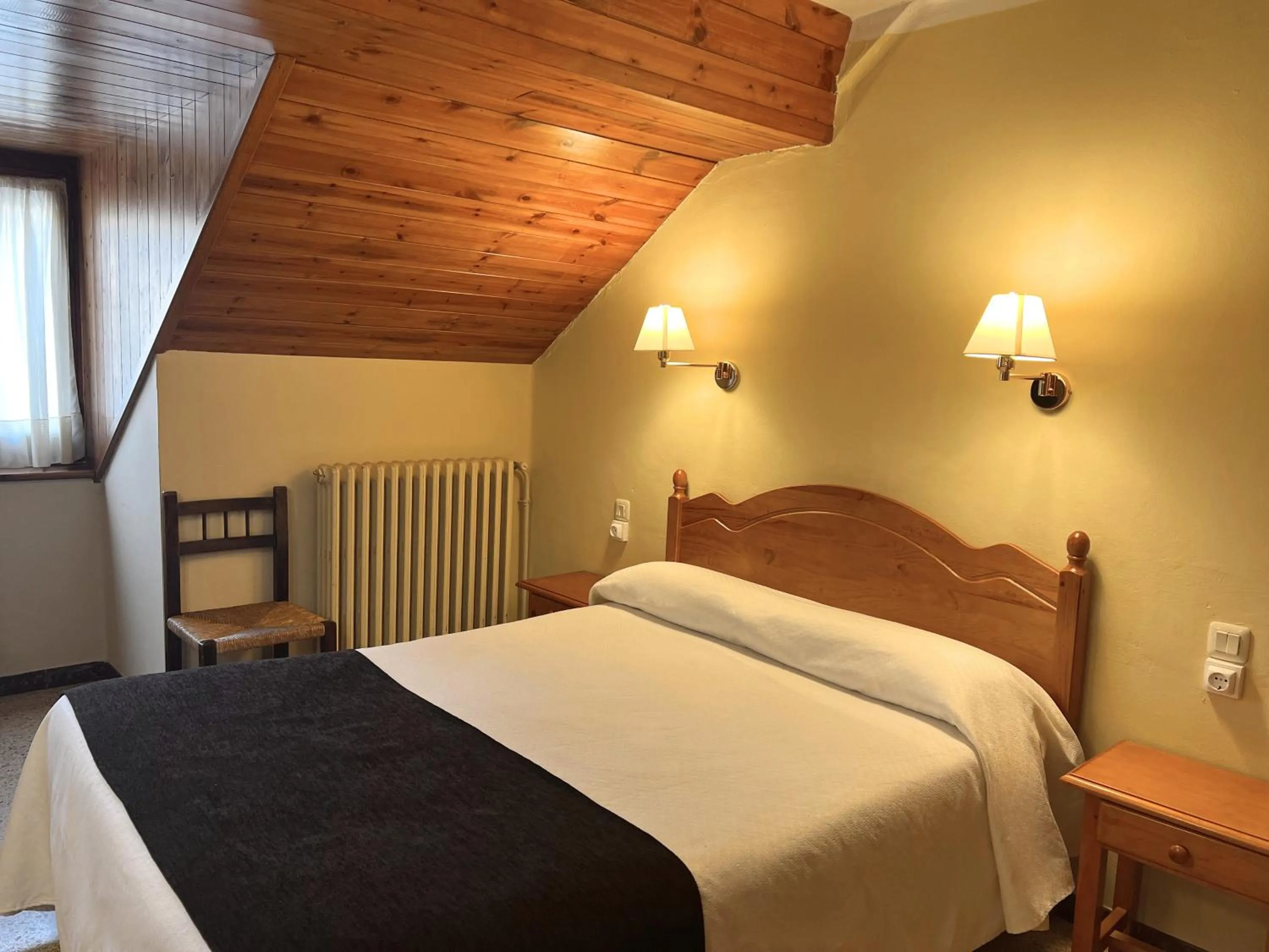 Bedroom, Bed in Hotel Juan Canejan