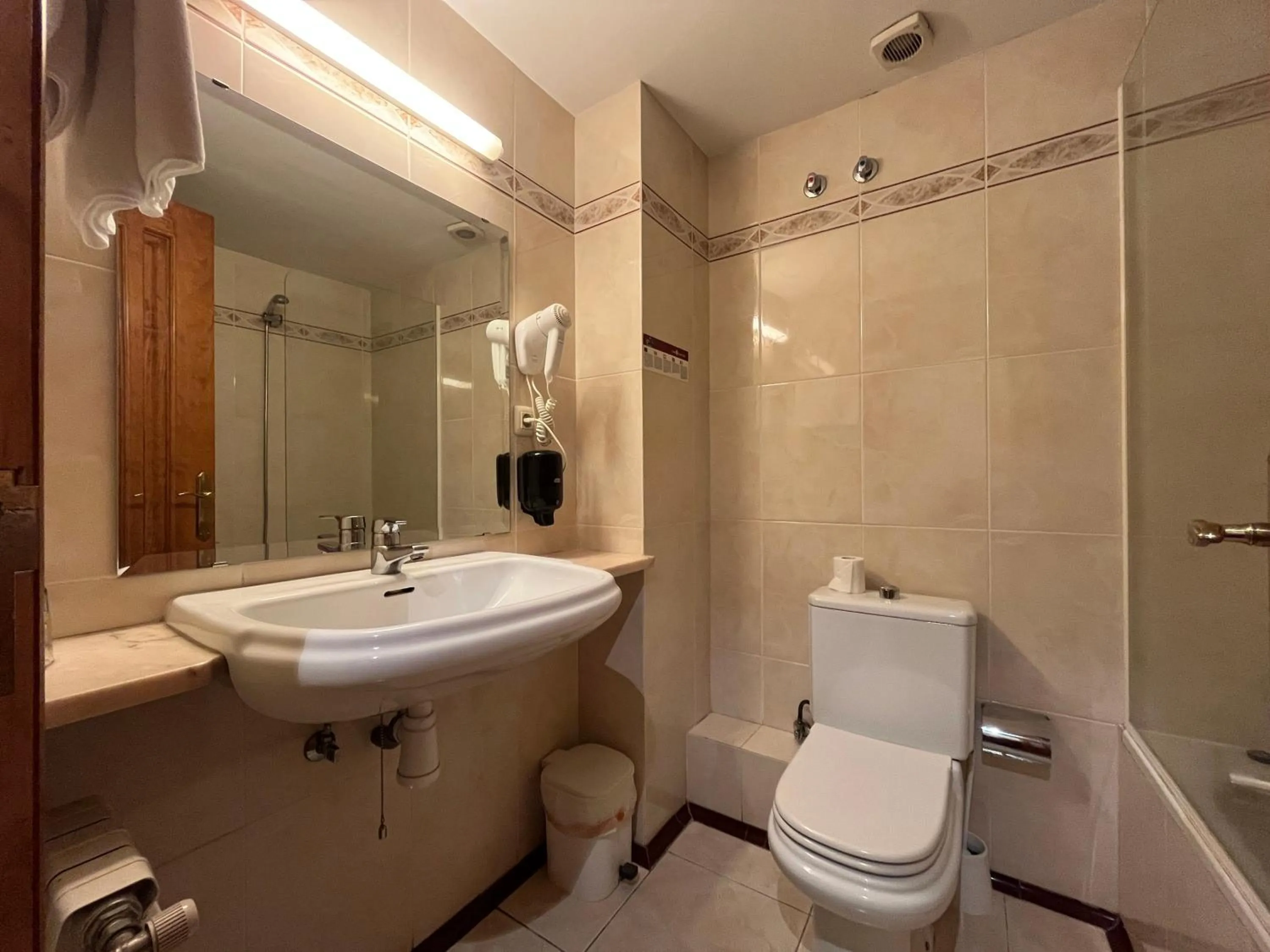 Bathroom in Hotel Juan Canejan