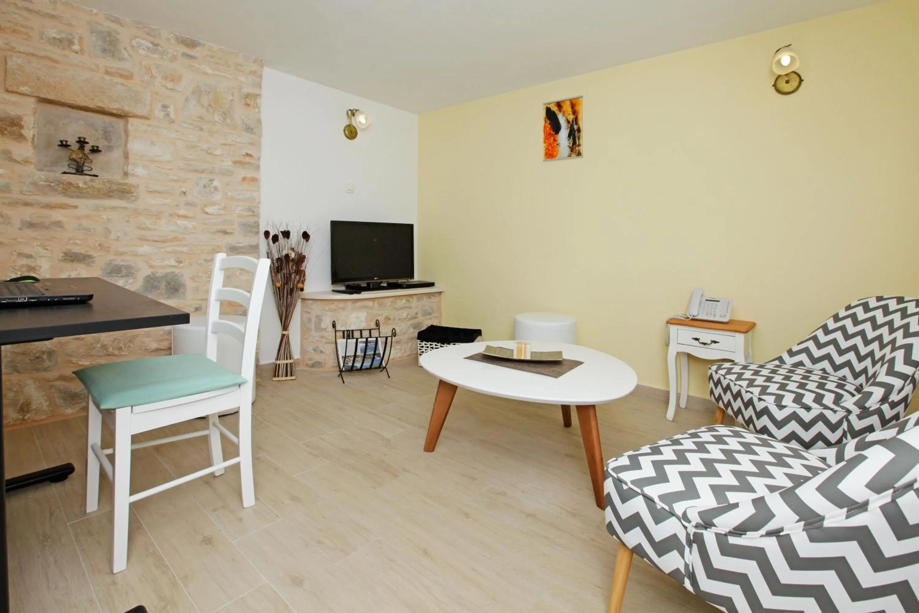 Communal lounge/ TV room in Boutique Hotel Villa Telenta