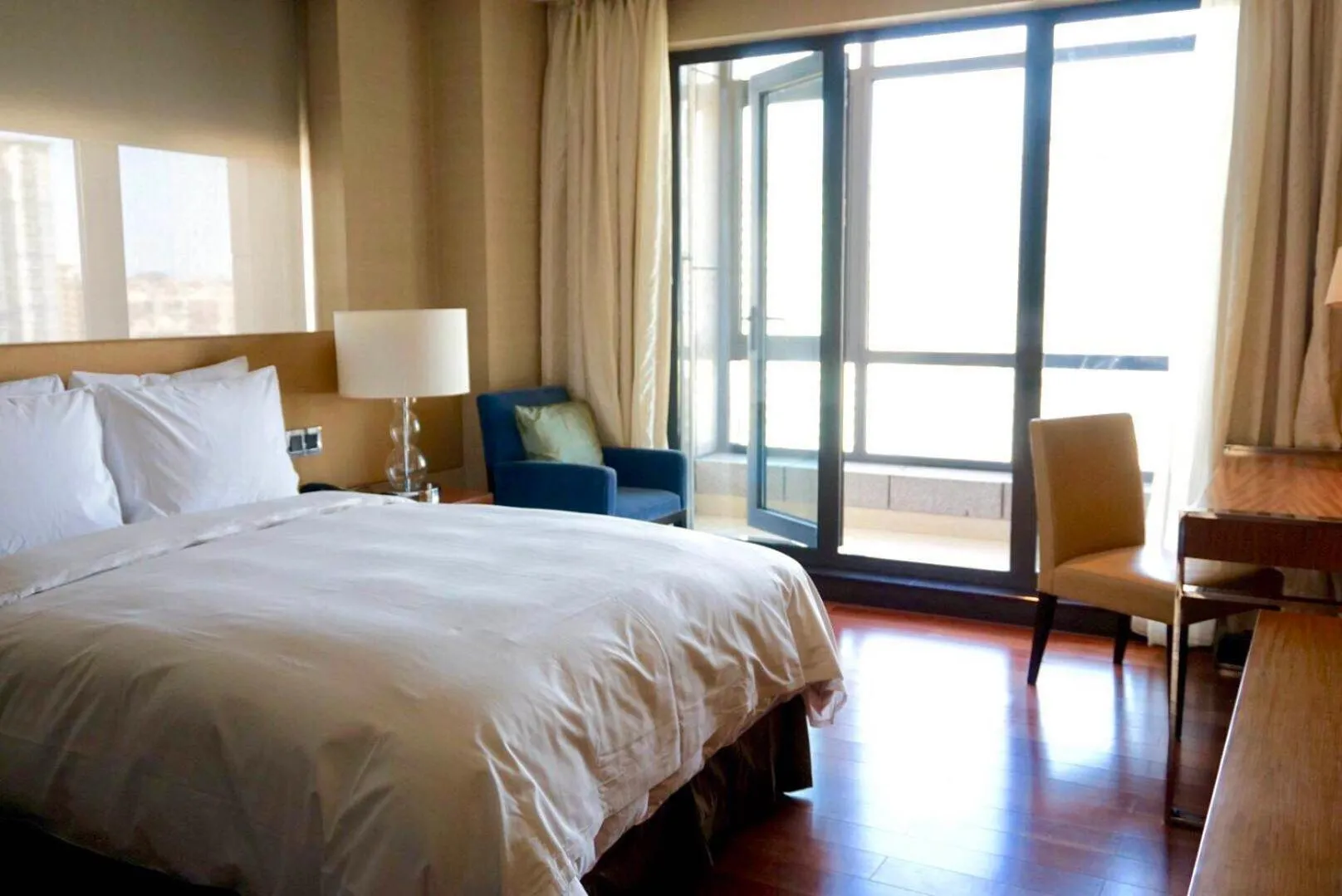 Balcony/Terrace, Bed in The Sandalwood Beijing Marriott Executive Apartments