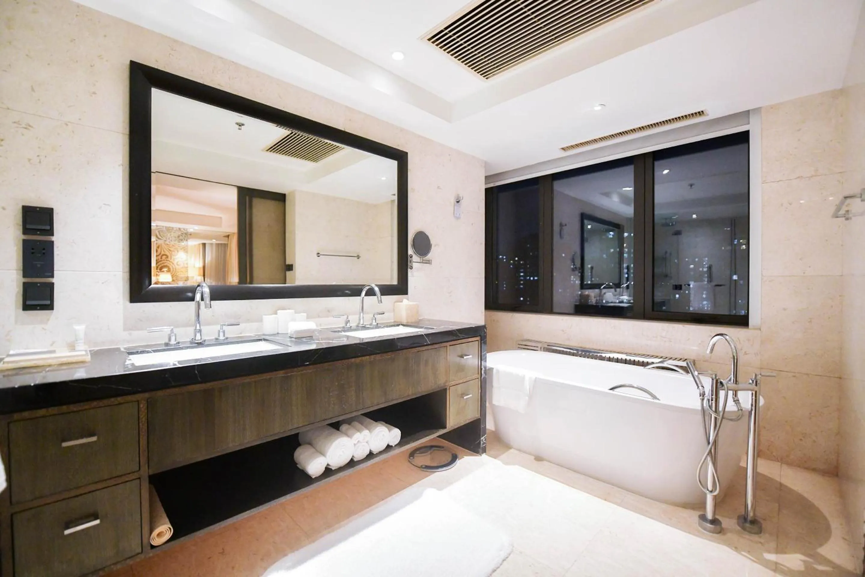 Toilet, Bed in The Sandalwood Beijing Marriott Executive Apartments