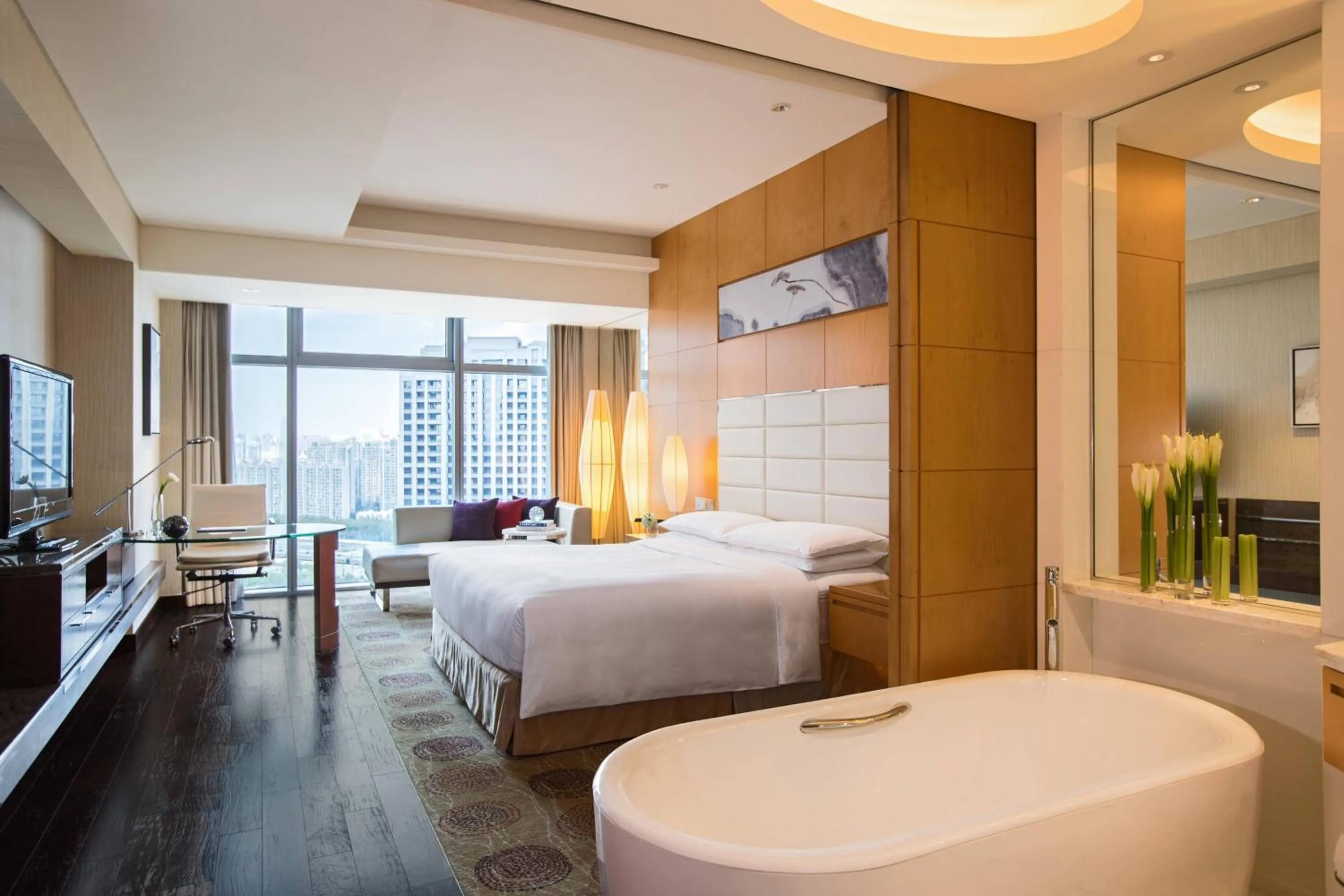 Photo of the whole room, Bed in Renaissance Shanghai Putuo Hotel