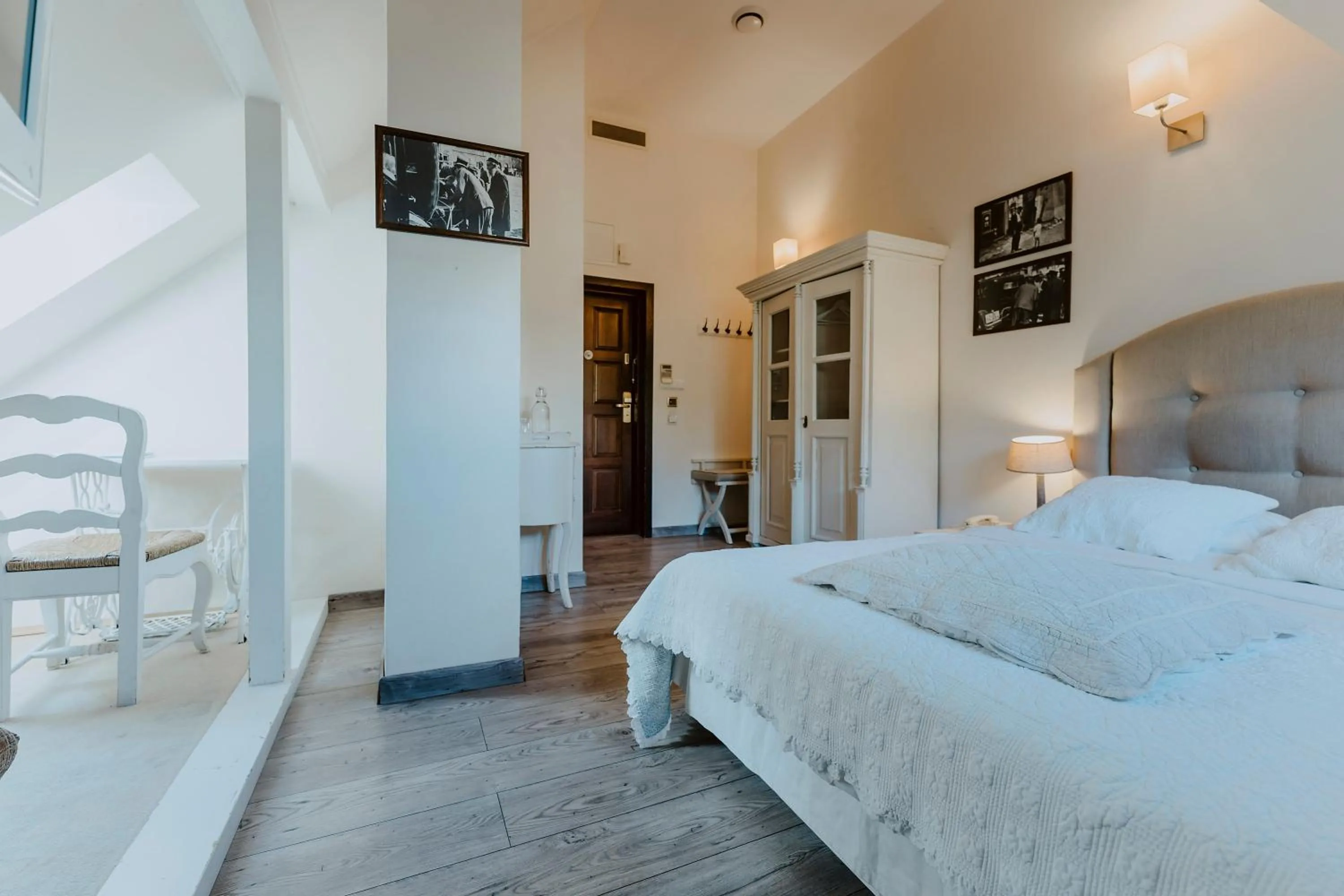 Photo of the whole room, Bed in Vincent