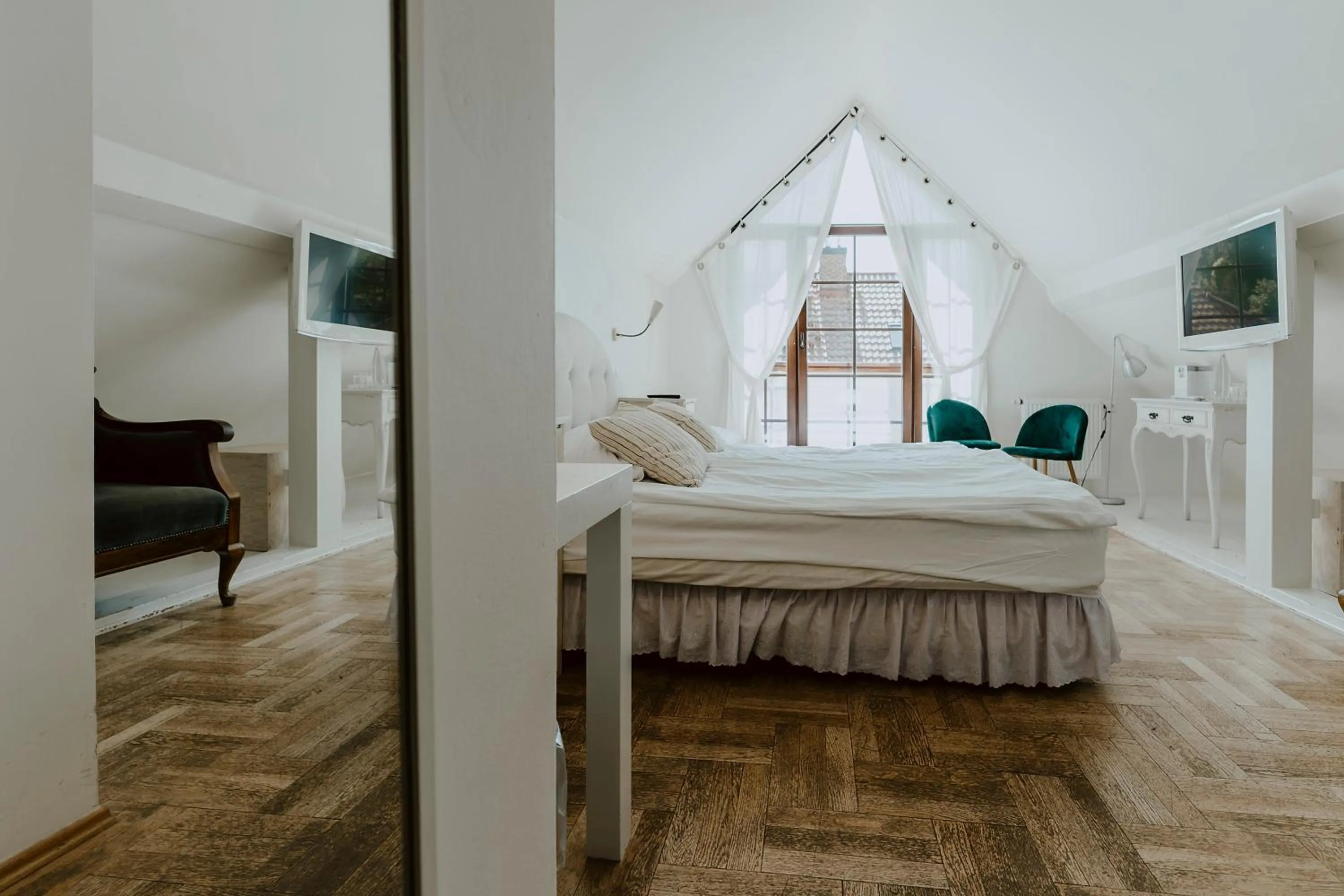 Photo of the whole room, Bed in Vincent