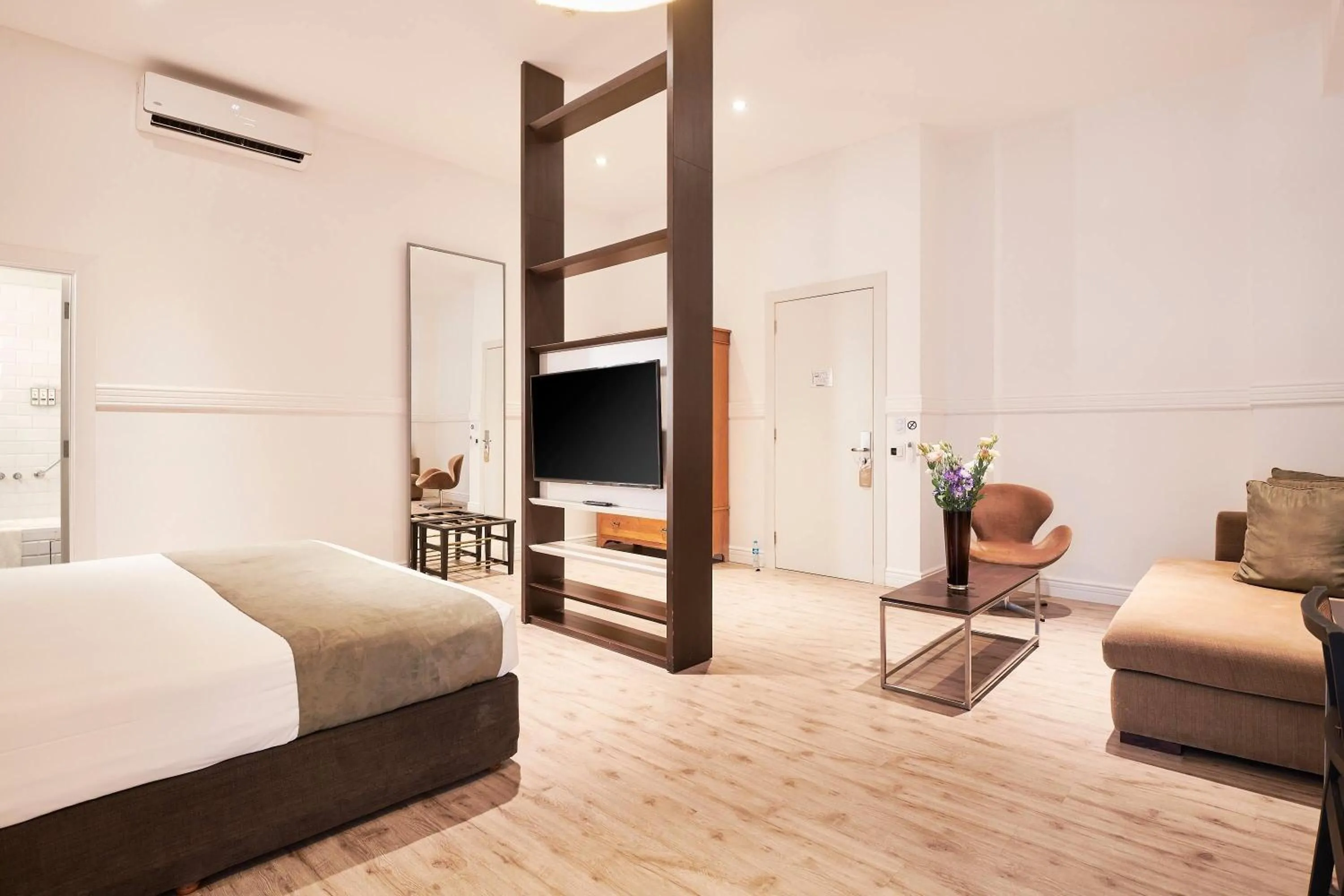 Photo of the whole room, Bed in Esplendor by Wyndham Savoy Rosario