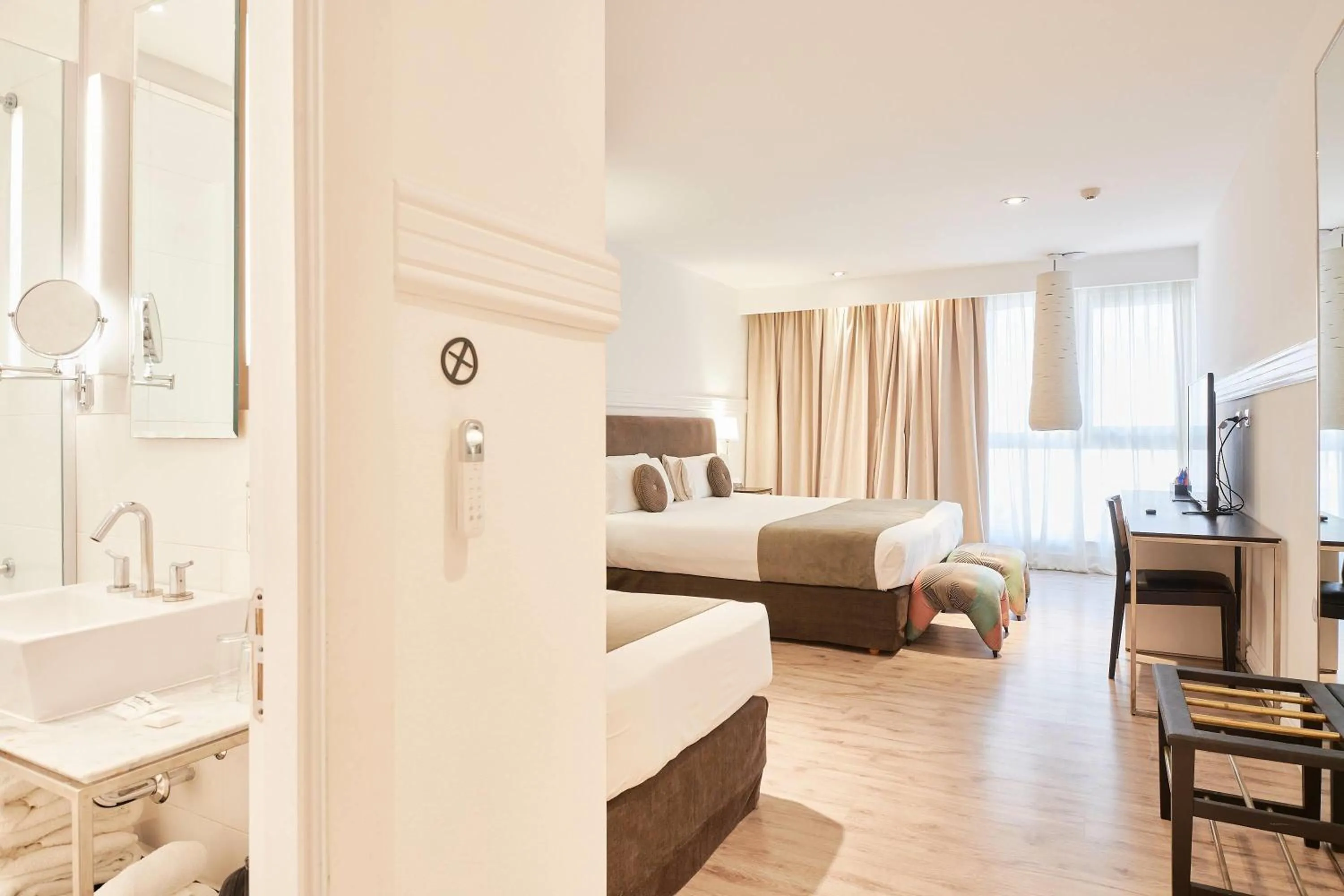 Photo of the whole room, Bed in Esplendor by Wyndham Savoy Rosario