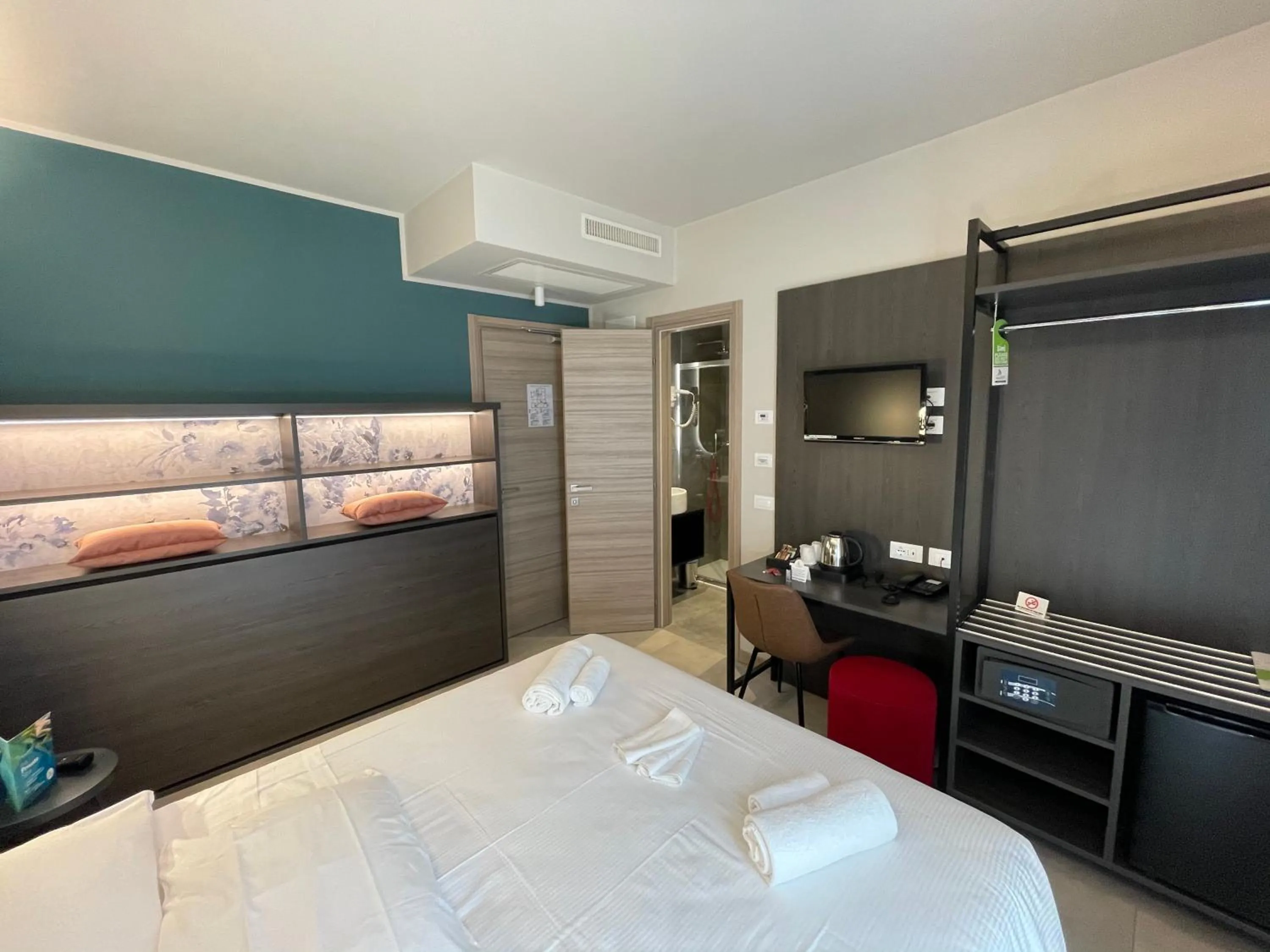 Photo of the whole room, Bed in Hotel Iris Jesolo