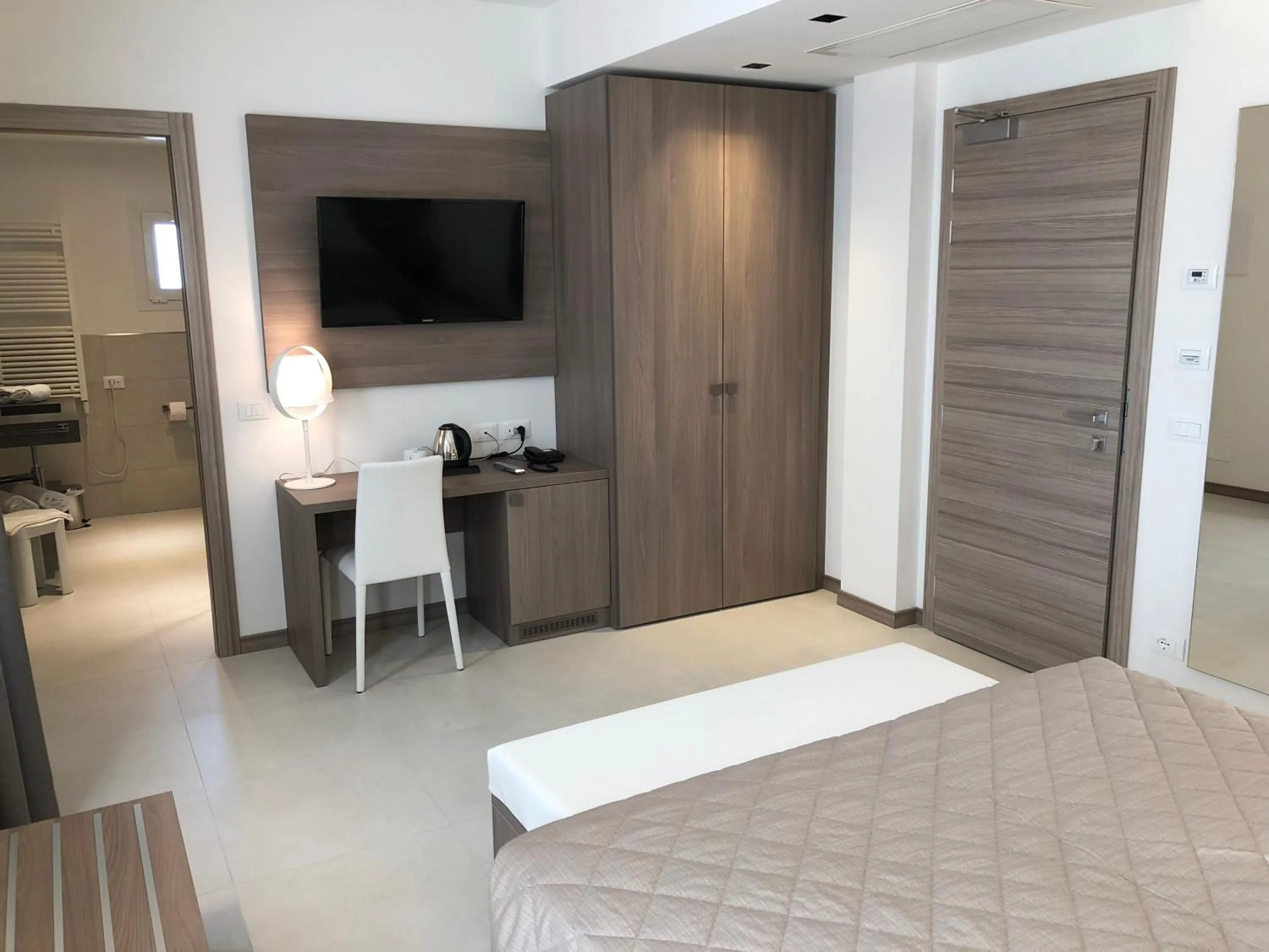 Photo of the whole room, Bed in Hotel Iris Jesolo