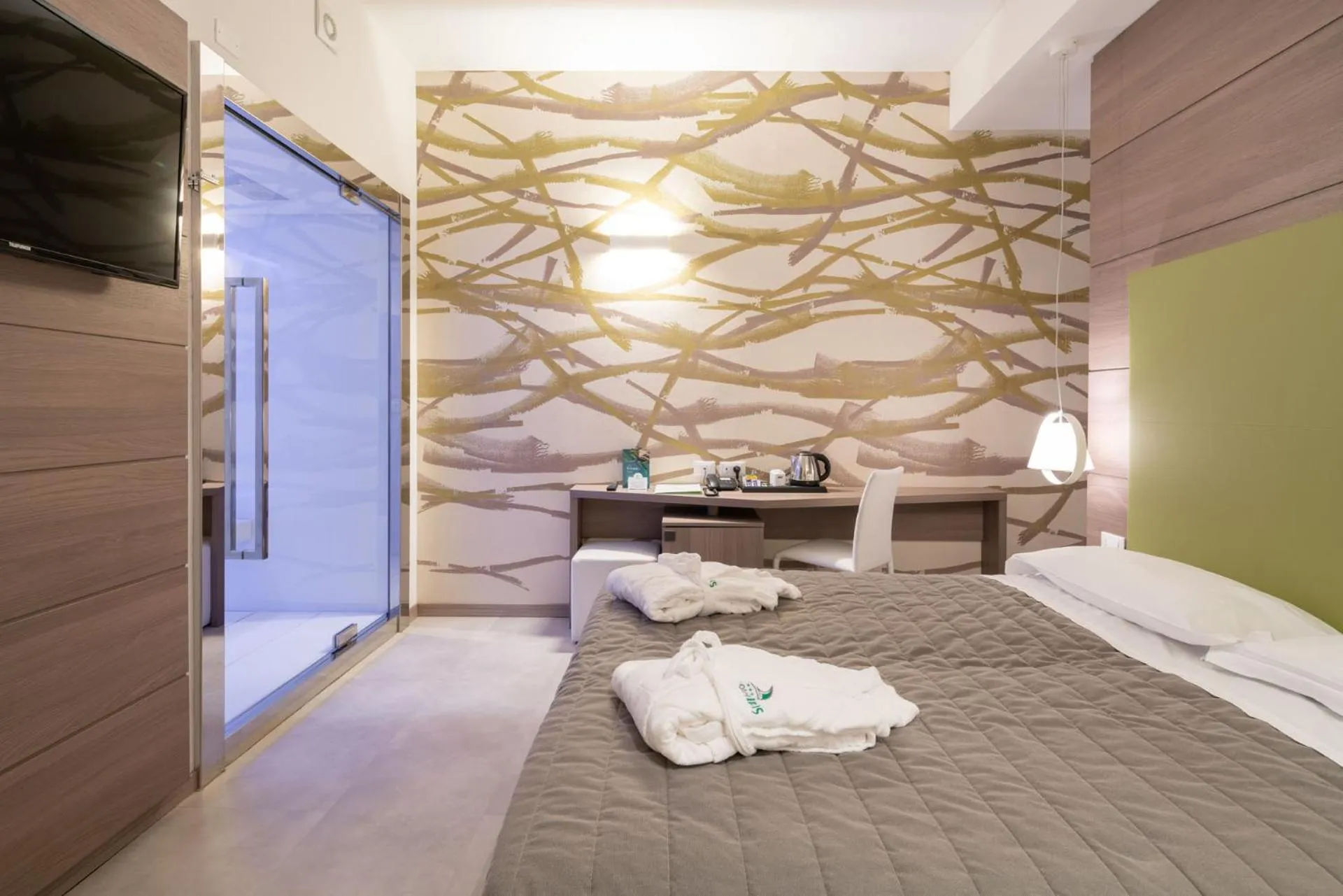 Steam room, Bed in Hotel Iris Jesolo