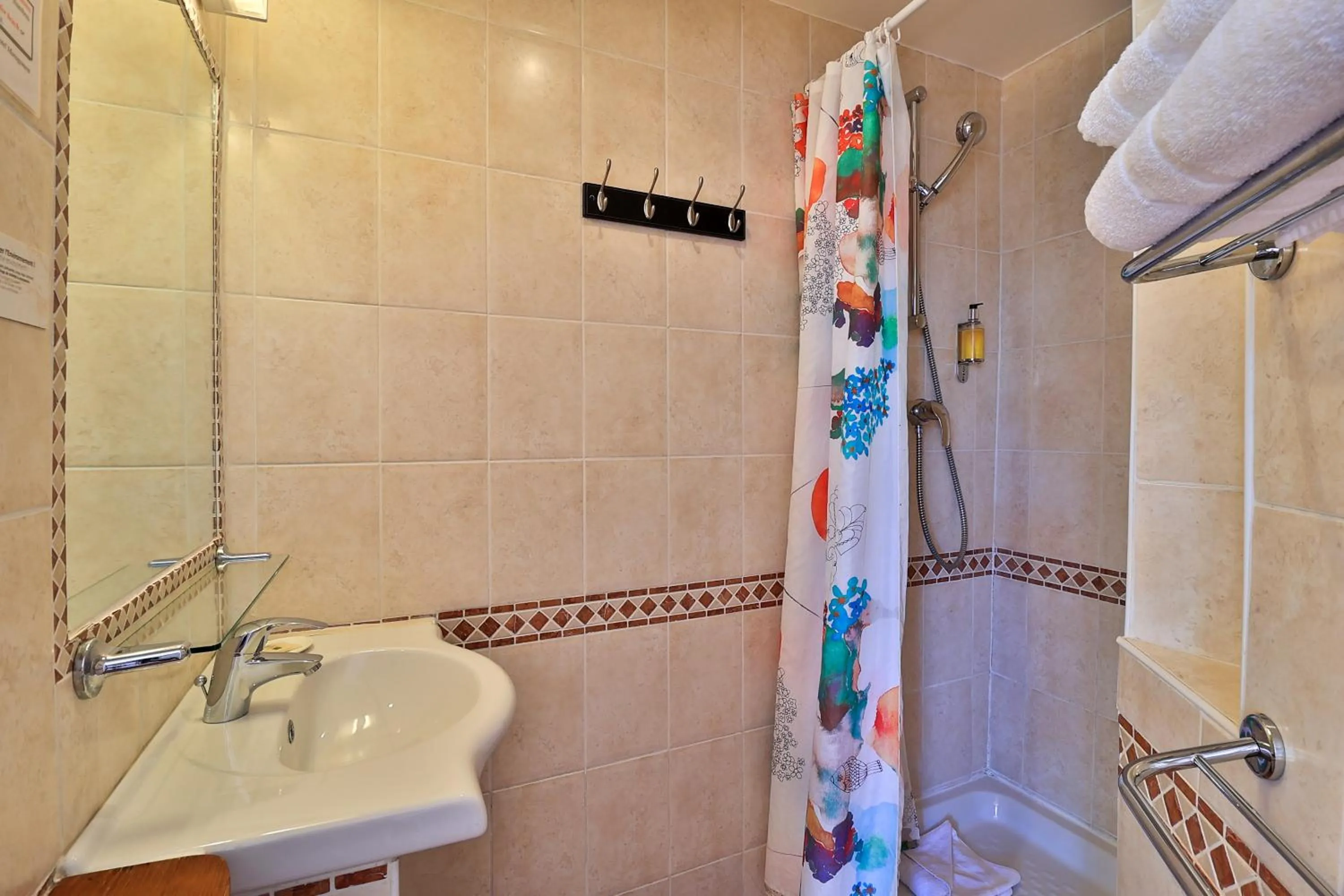 Shower in Le Panoramic Boutique Hôtel