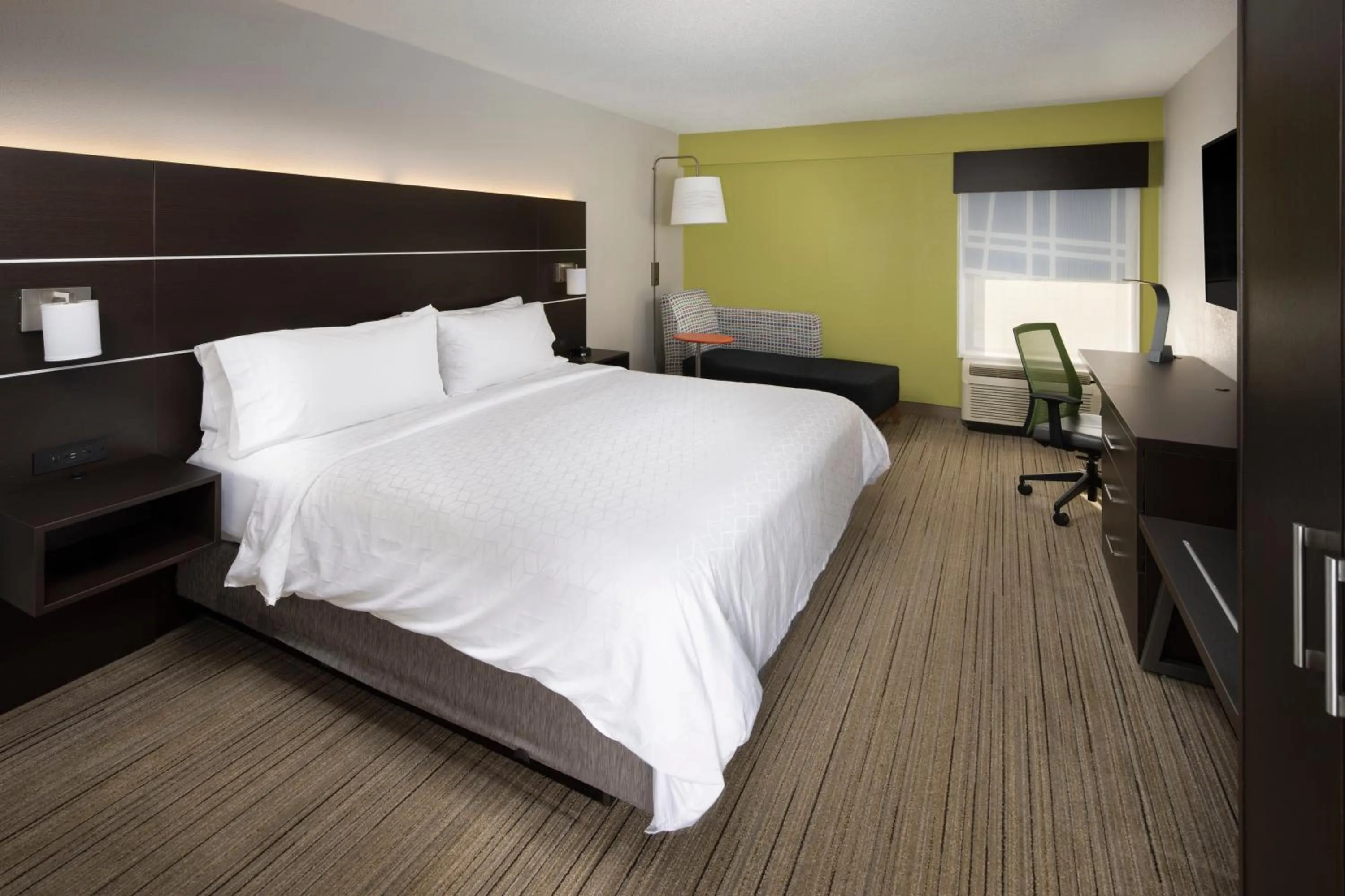 Photo of the whole room, Bed in Holiday Inn Express Middlesboro by IHG