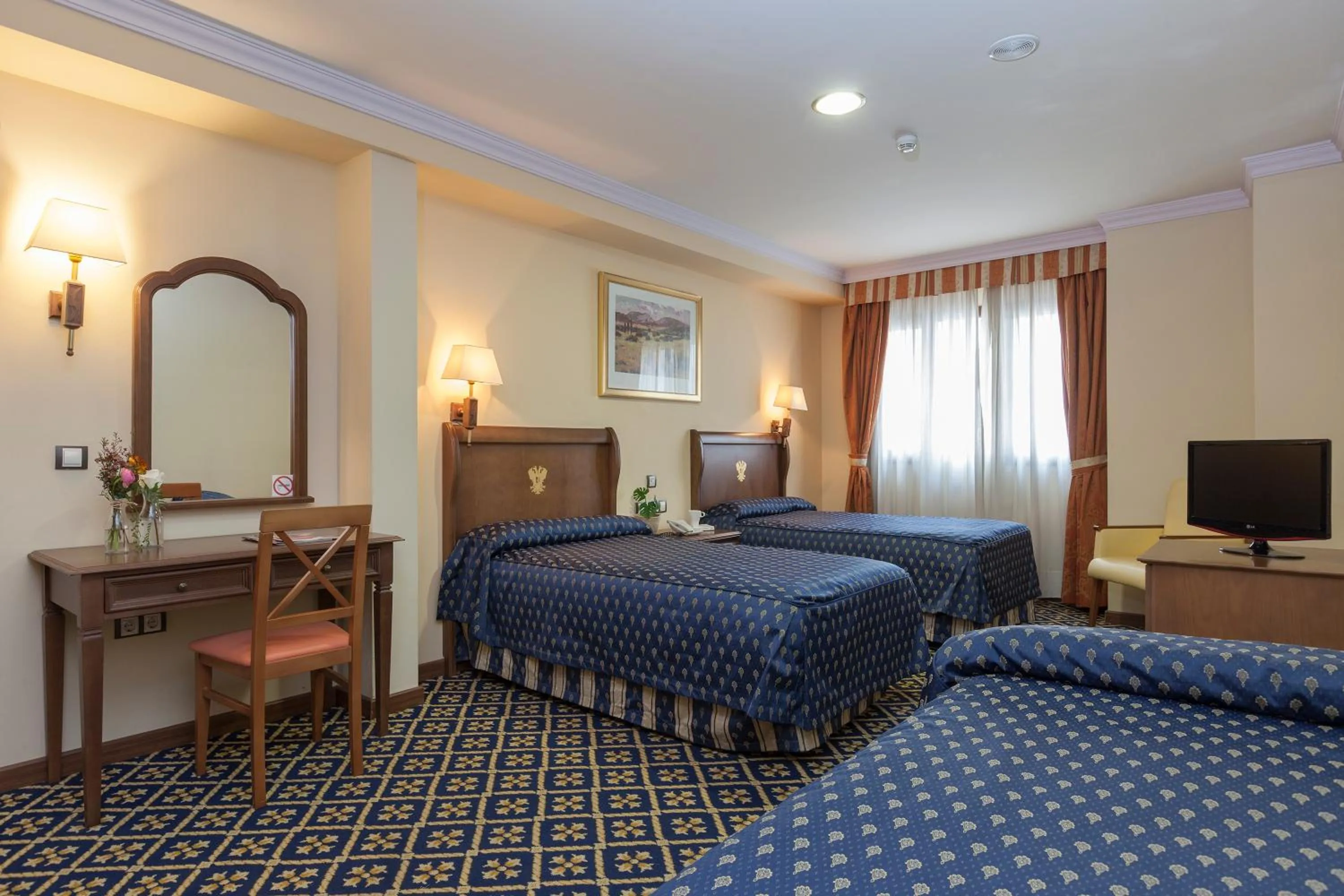 Photo of the whole room, Bed in Agora Juan de Austria