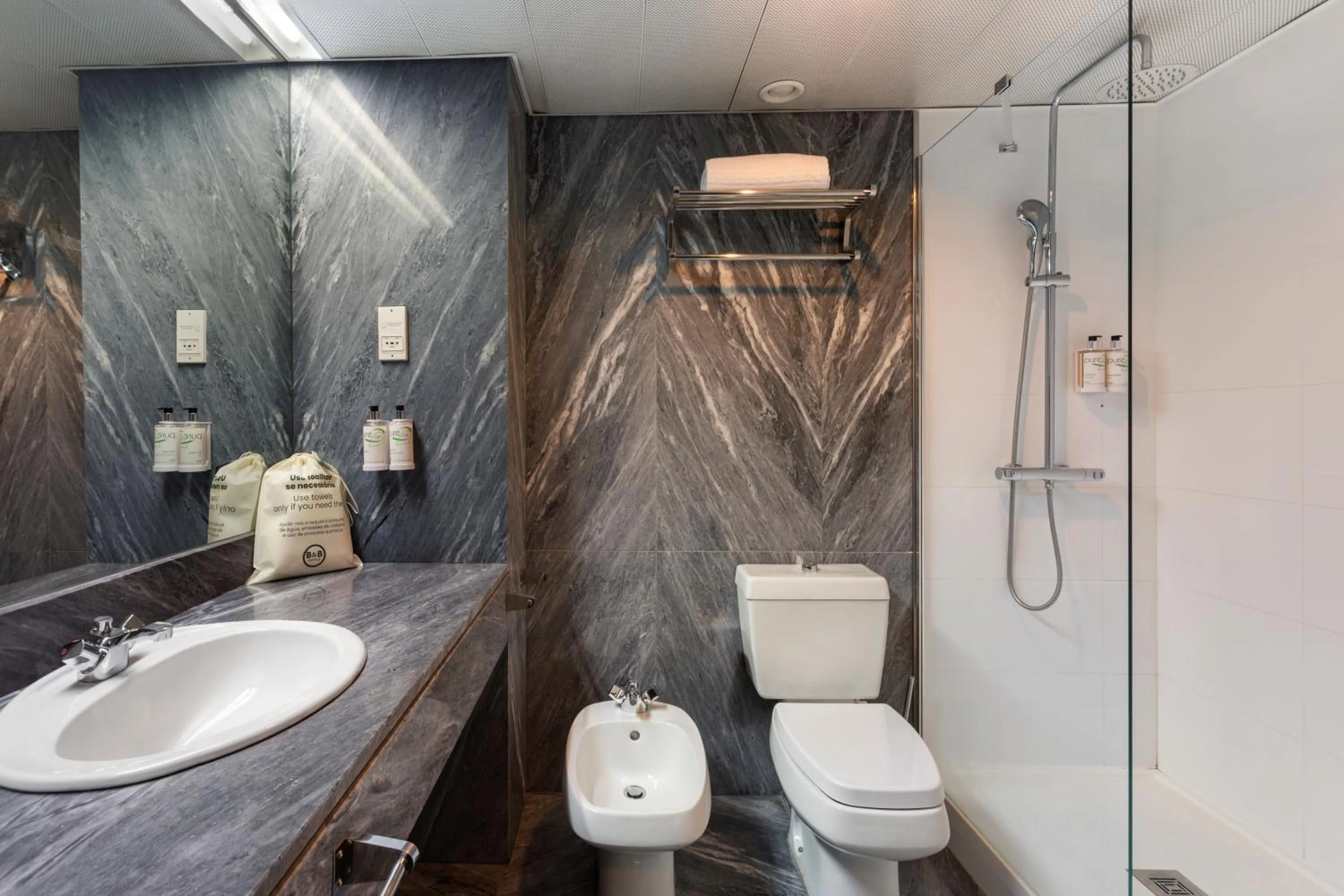 Shower in B&B HOTEL e Apartamentos Felgueiras