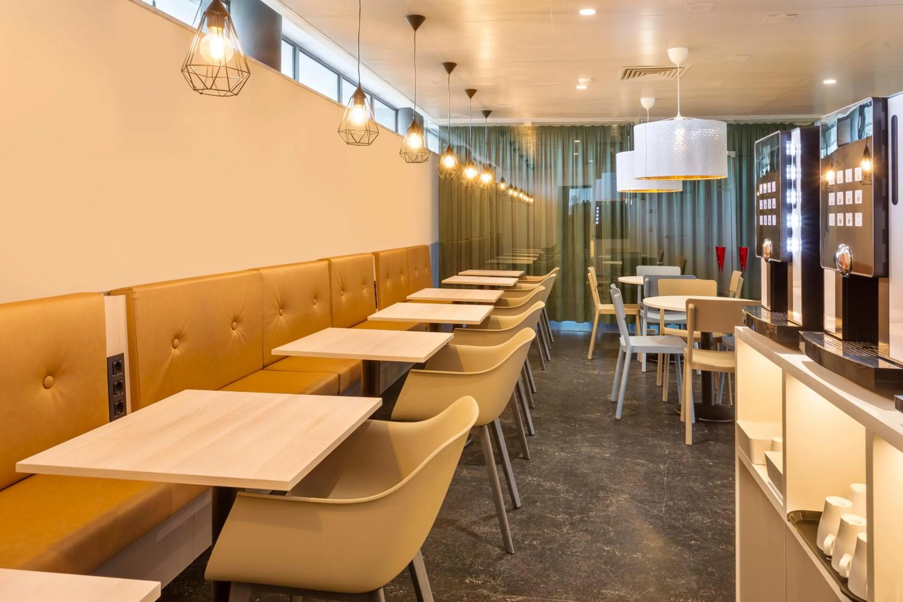 Lounge or bar in B&B HOTEL e Apartamentos Felgueiras