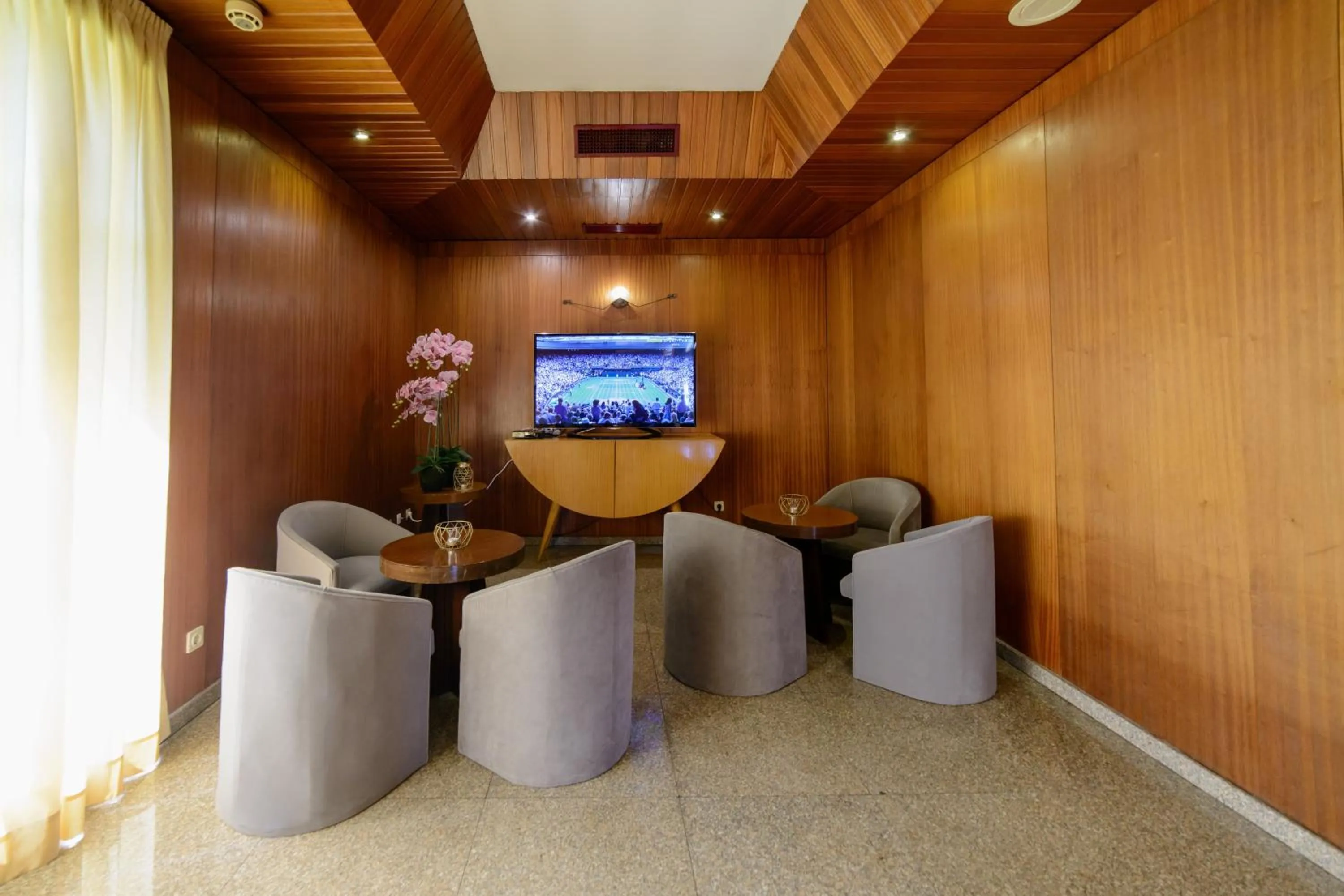 Communal lounge/ TV room in Nova Cruz Hotel