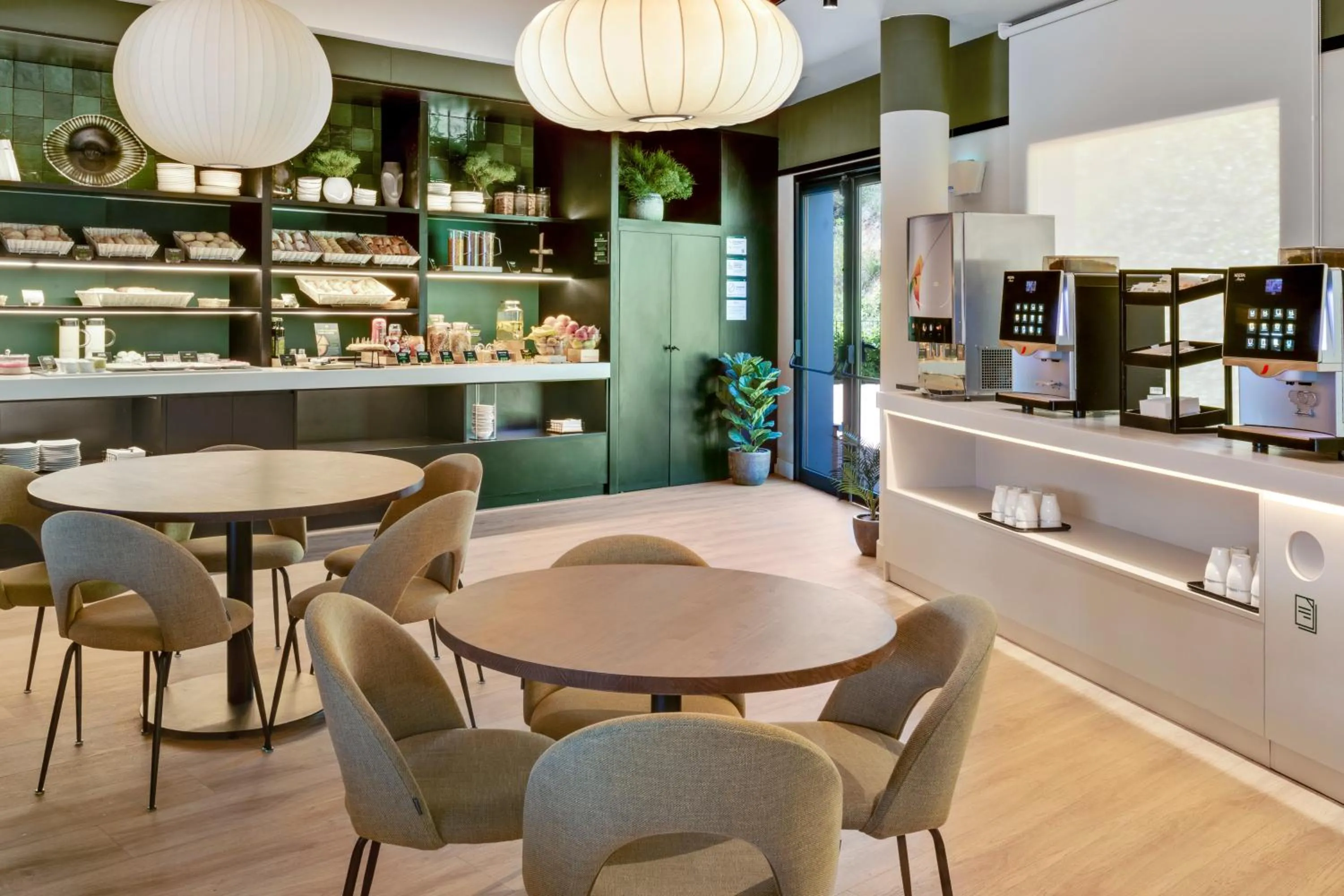 Restaurant/places to eat in B&B HOTEL Barcelona Granollers