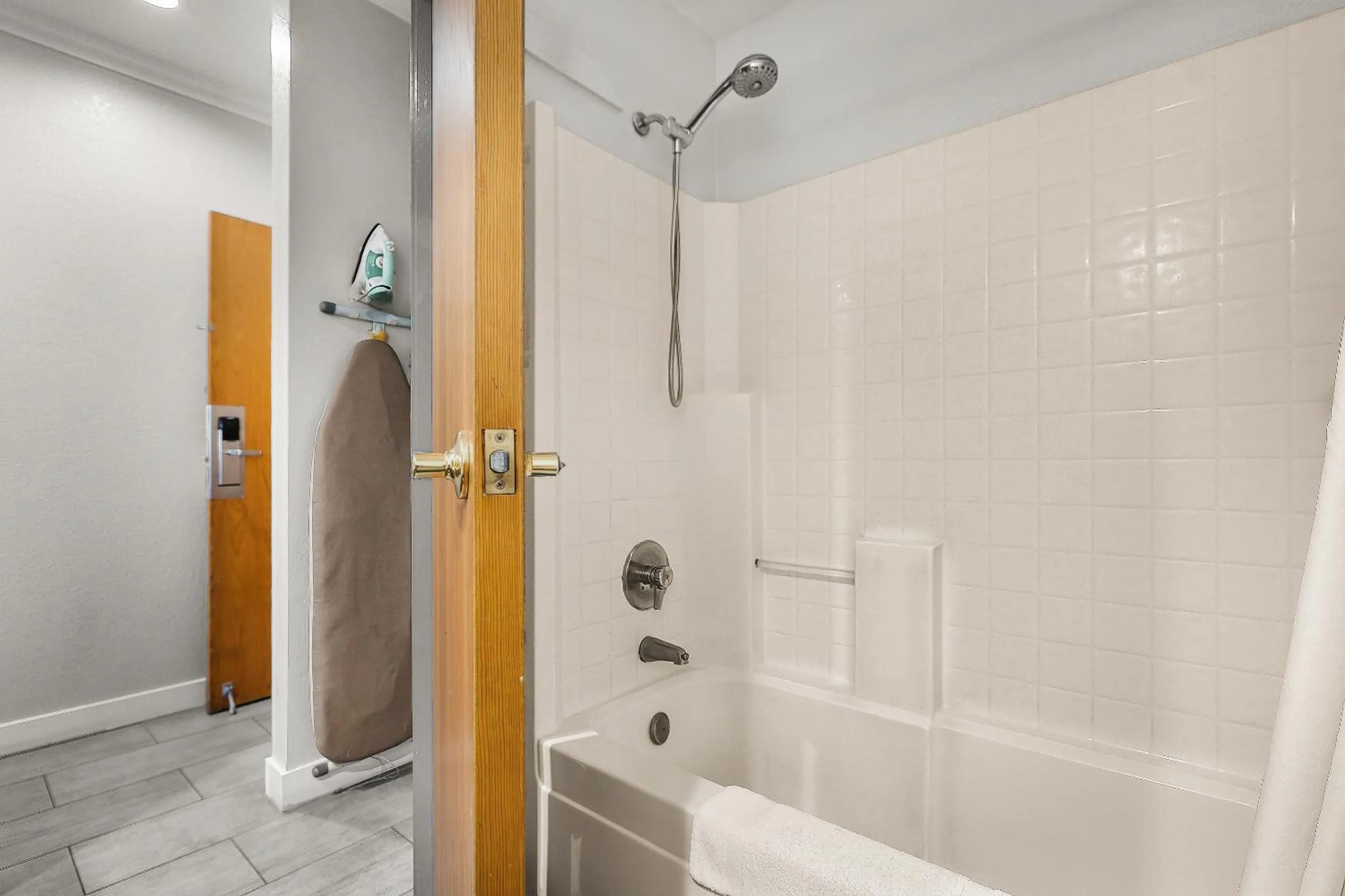 Bath in Americas Best Value Inn Prescott Valley