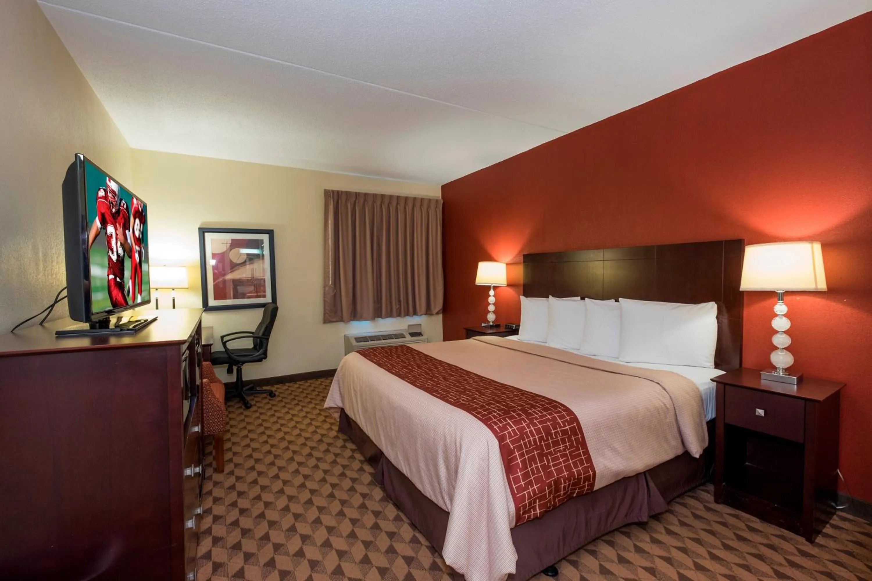 ADA Accessible 1 King Bed Roll-In Shower Non-Smoking in Red Roof Inn & Suites Cincinnati North-Mason