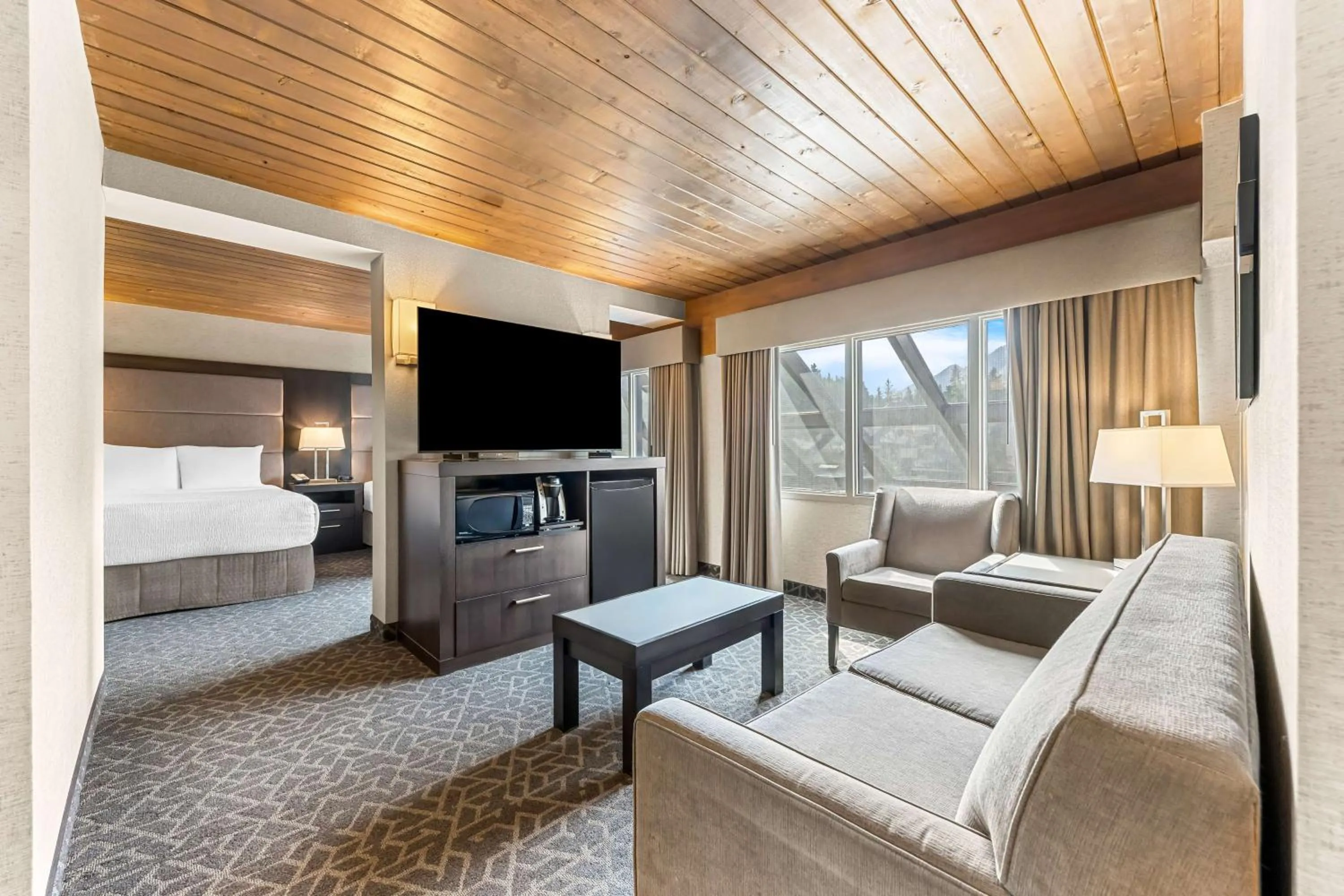Photo of the whole room, Bed in Best Western Plus Banff International Lodge