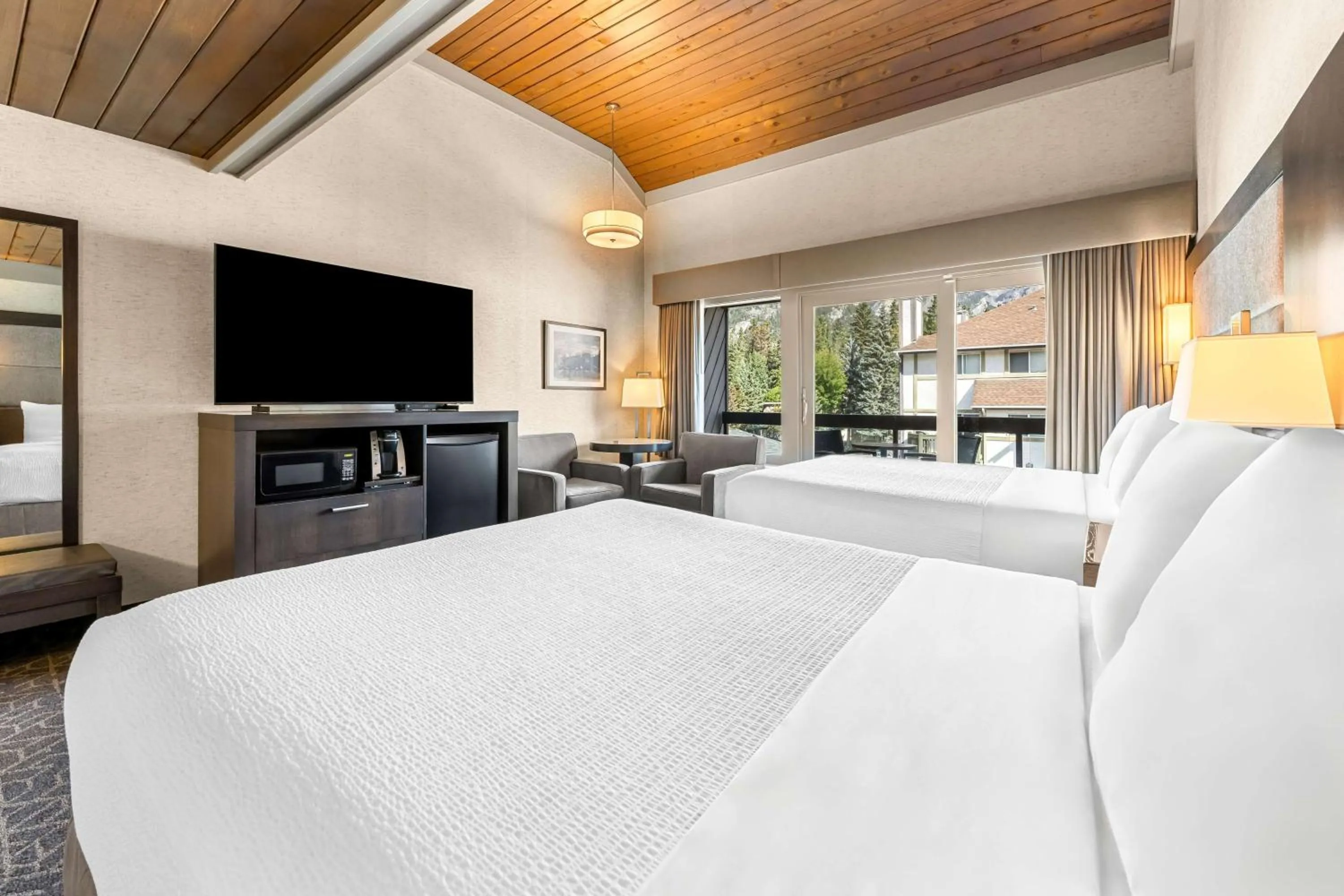 Bedroom, Bed in Best Western Plus Banff International Lodge