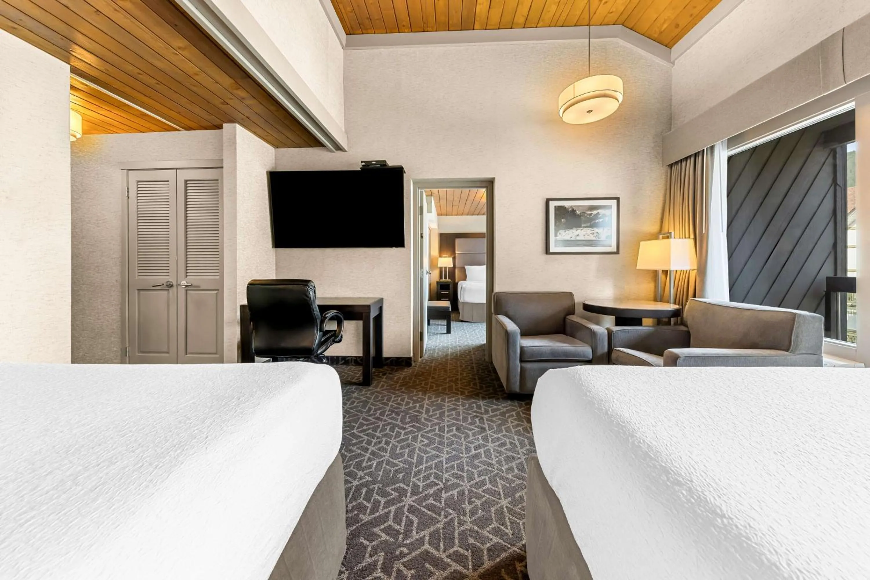 Photo of the whole room, Bed in Best Western Plus Banff International Lodge