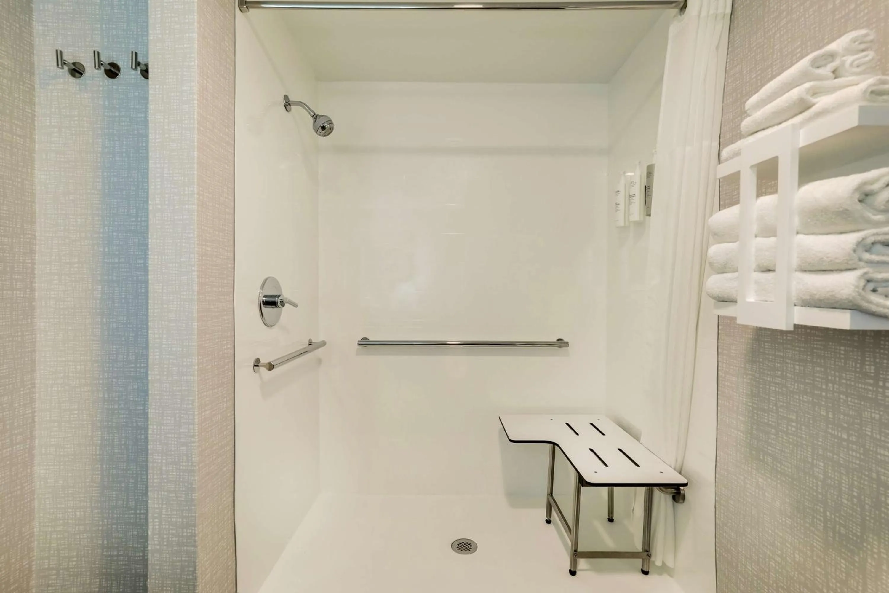 Bathroom in Hampton Inn Lebanon