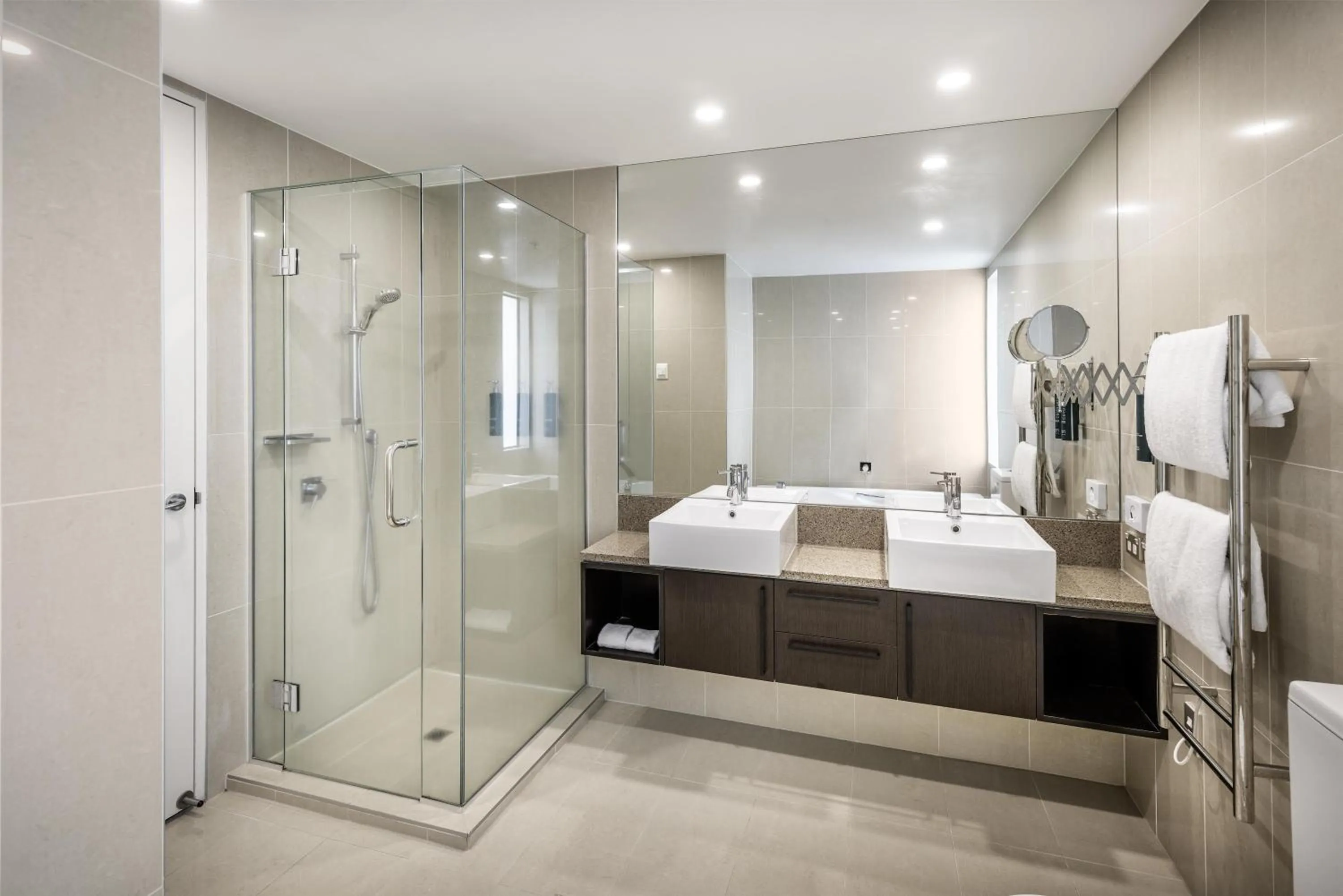 Bathroom, Bed in Hilton Lake Taupo