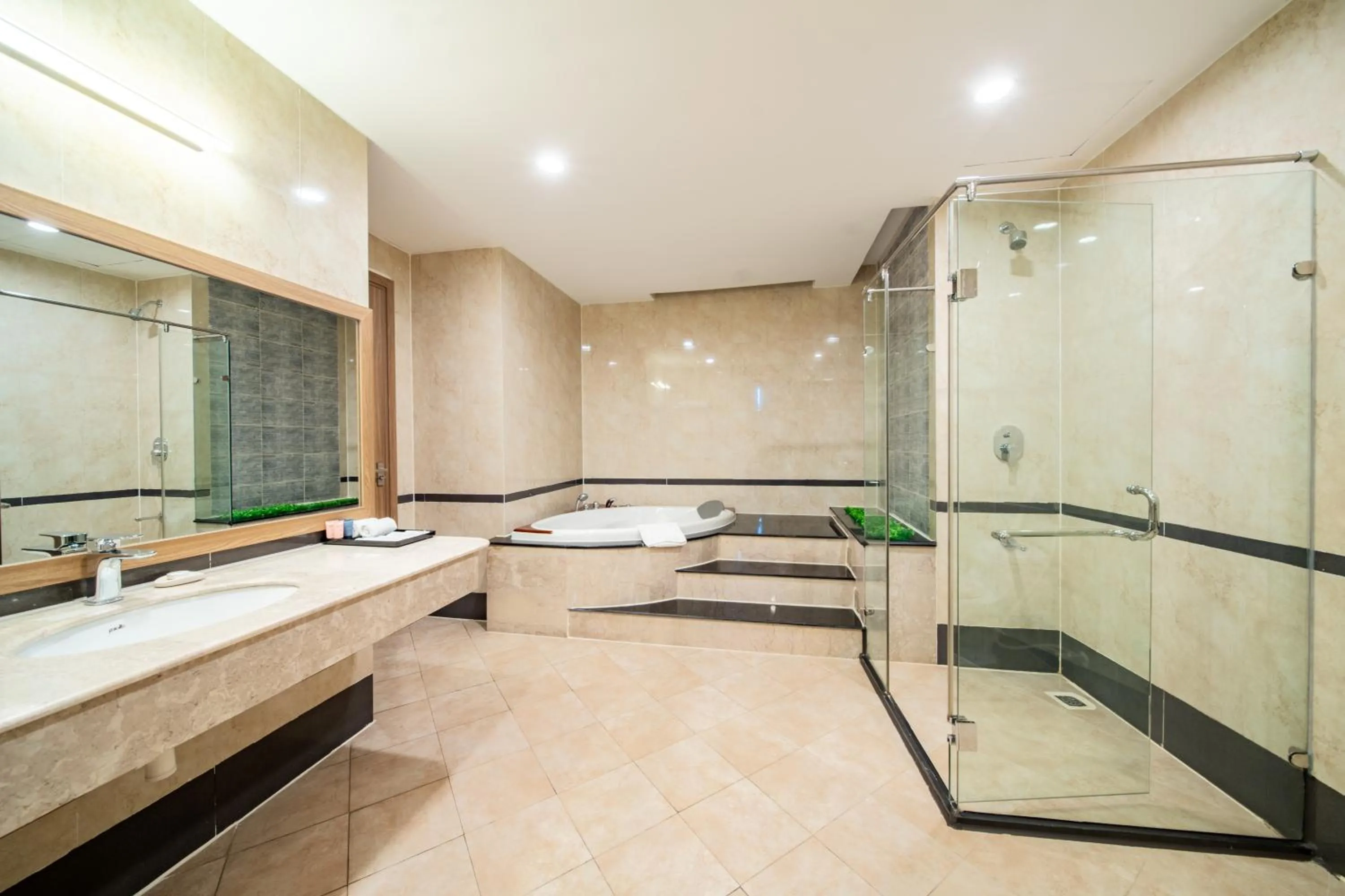 Shower in Muong Thanh Grand Hanoi Hotel