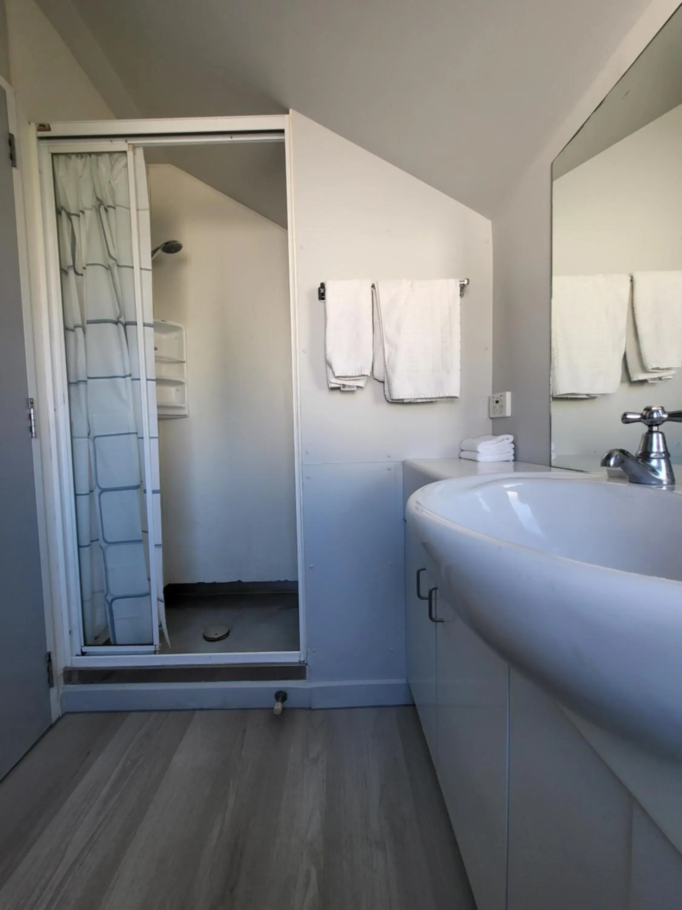 Queen Studio in Courtesy Court Motel Queen Studio in Courtesy Court Motel