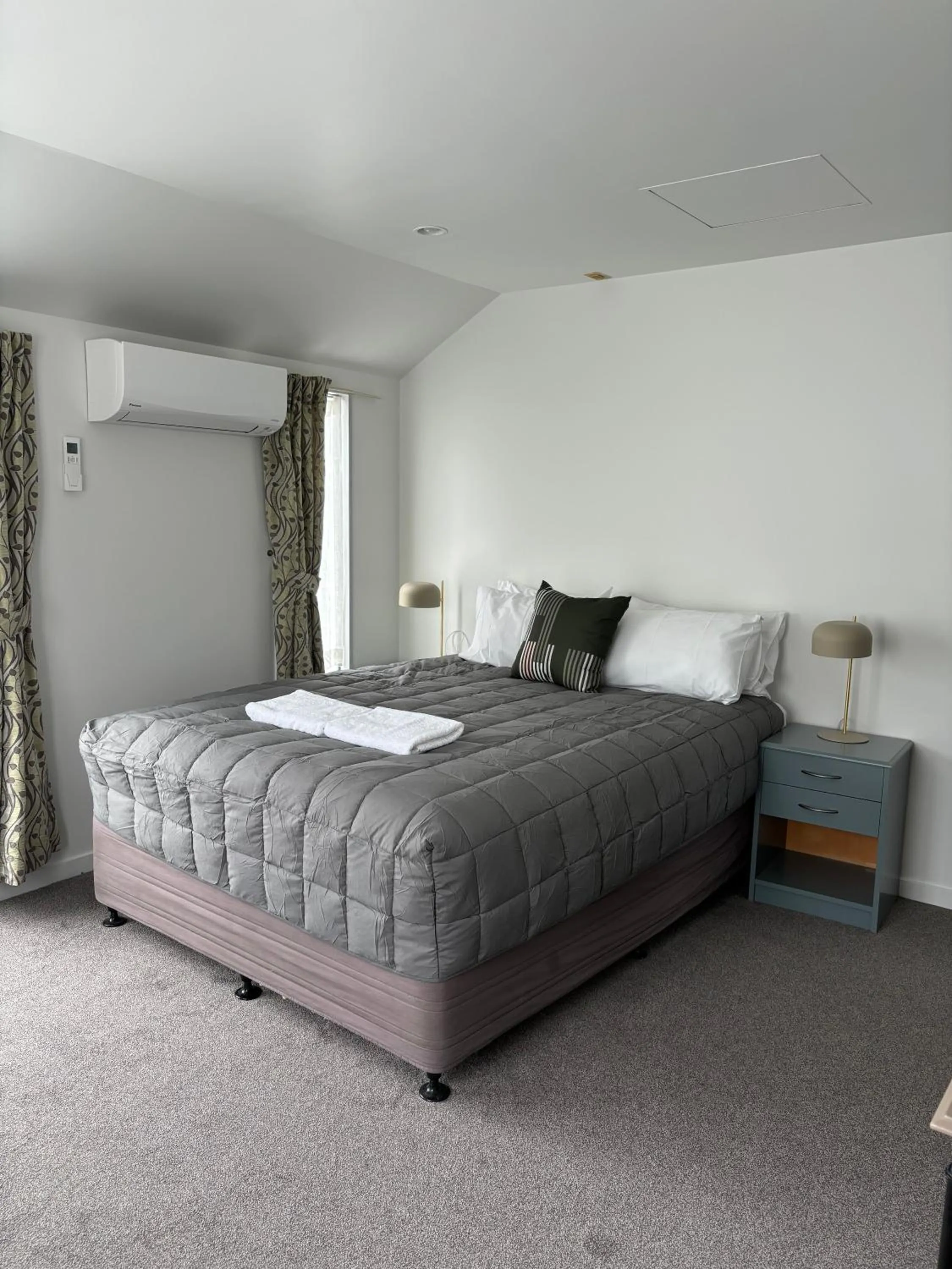 Bedroom, Bed in Courtesy Court Motel