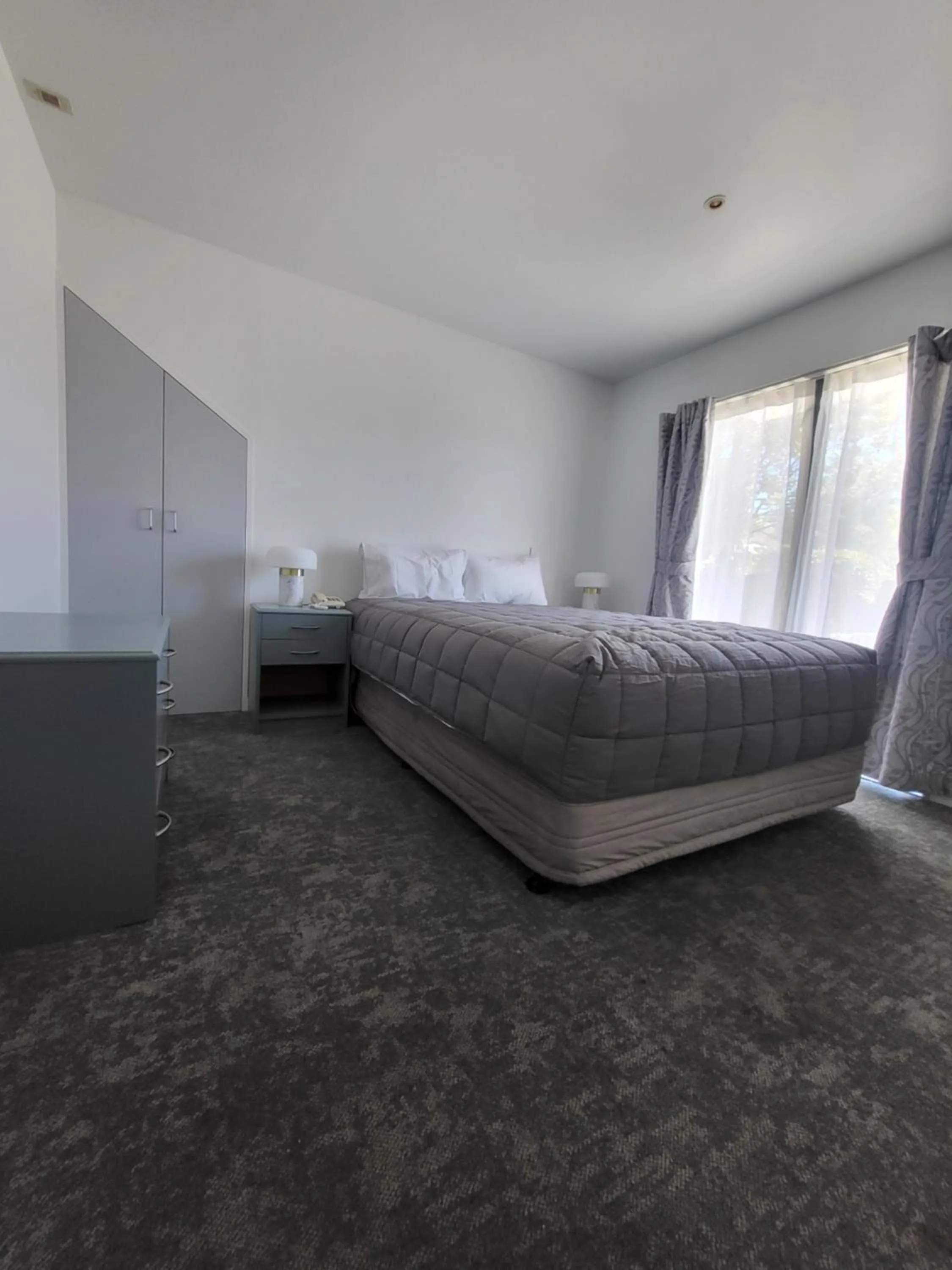 Bed in Courtesy Court Motel