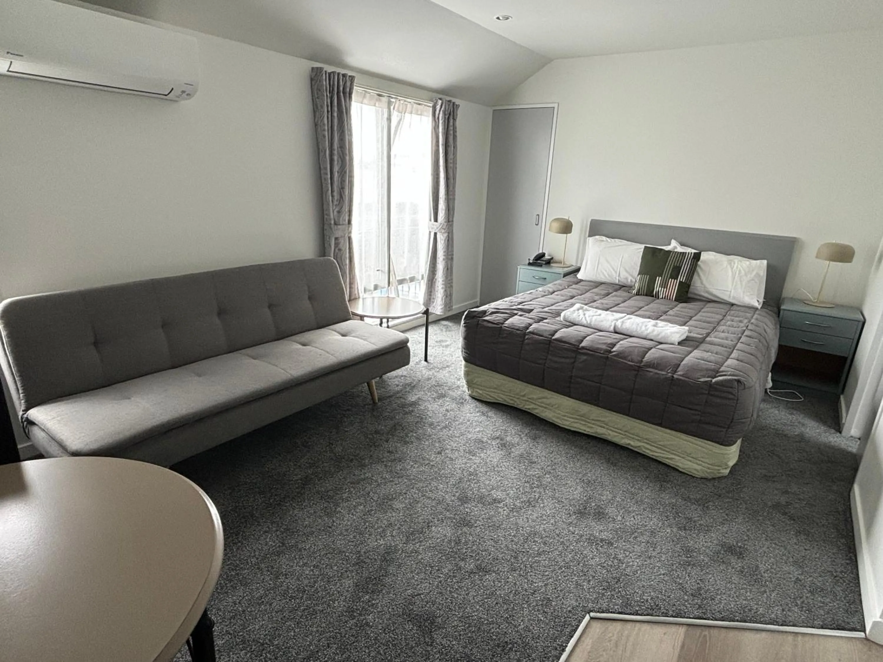 Bedroom, Bed in Courtesy Court Motel