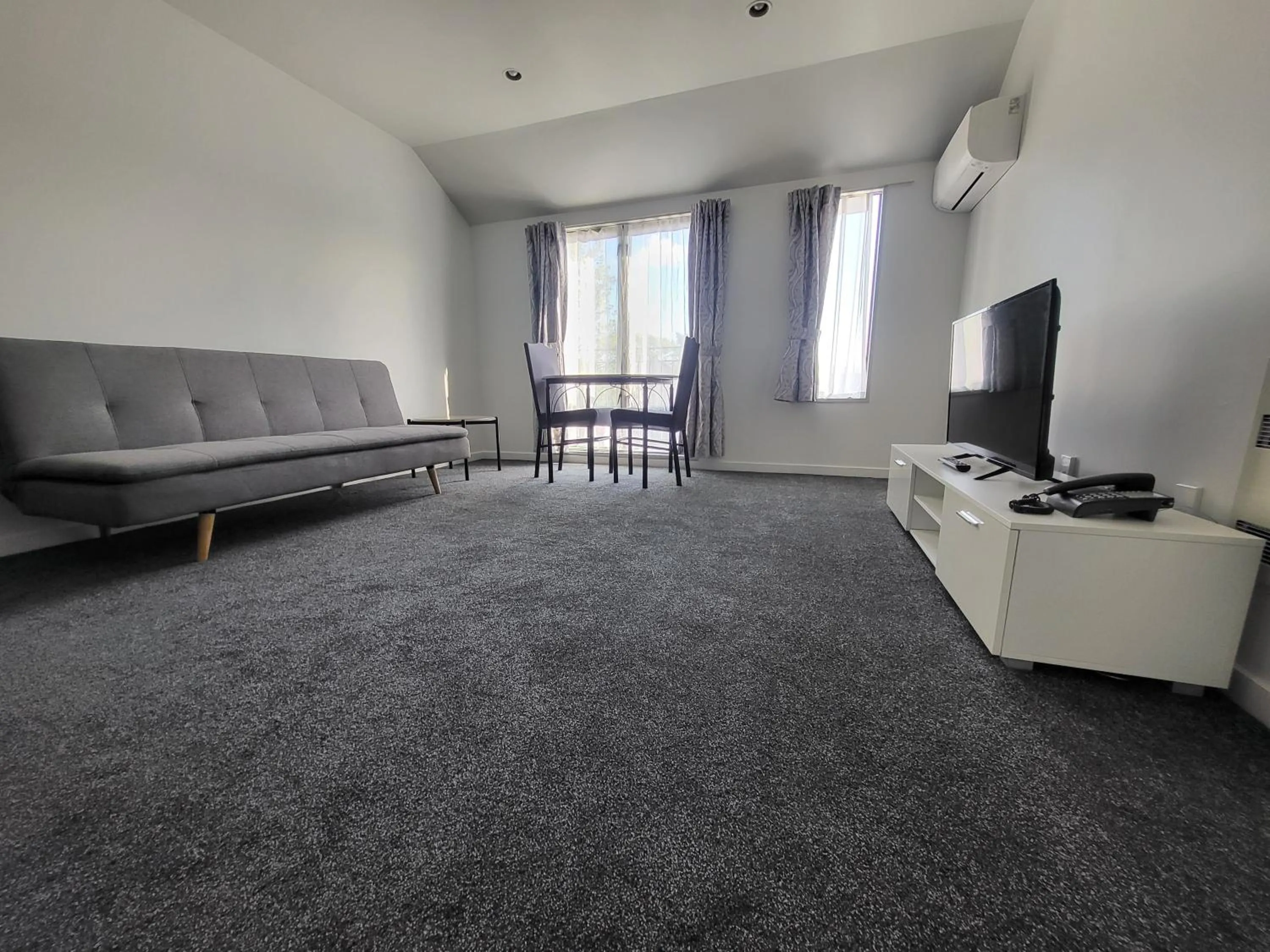 TV and multimedia in Courtesy Court Motel