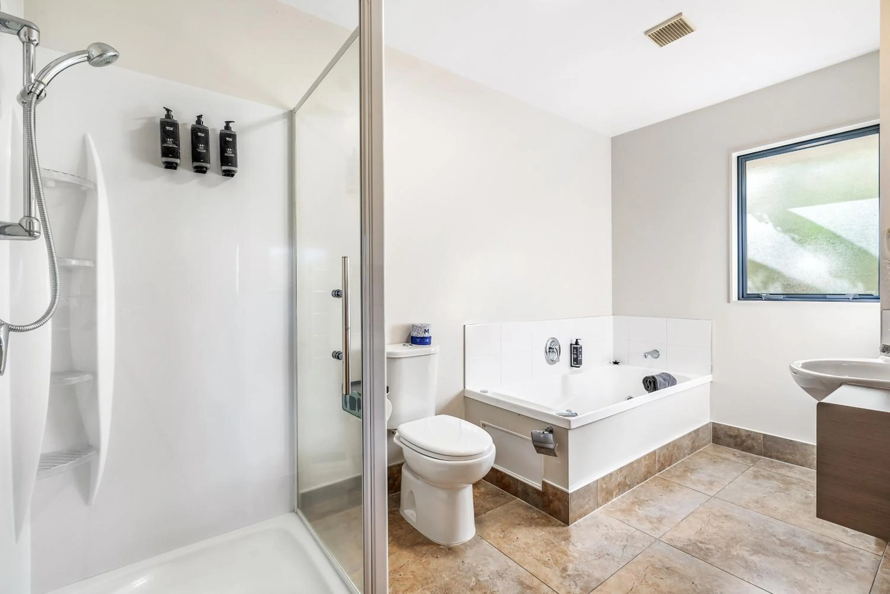 Shower in Bella Vista Motel Whangarei