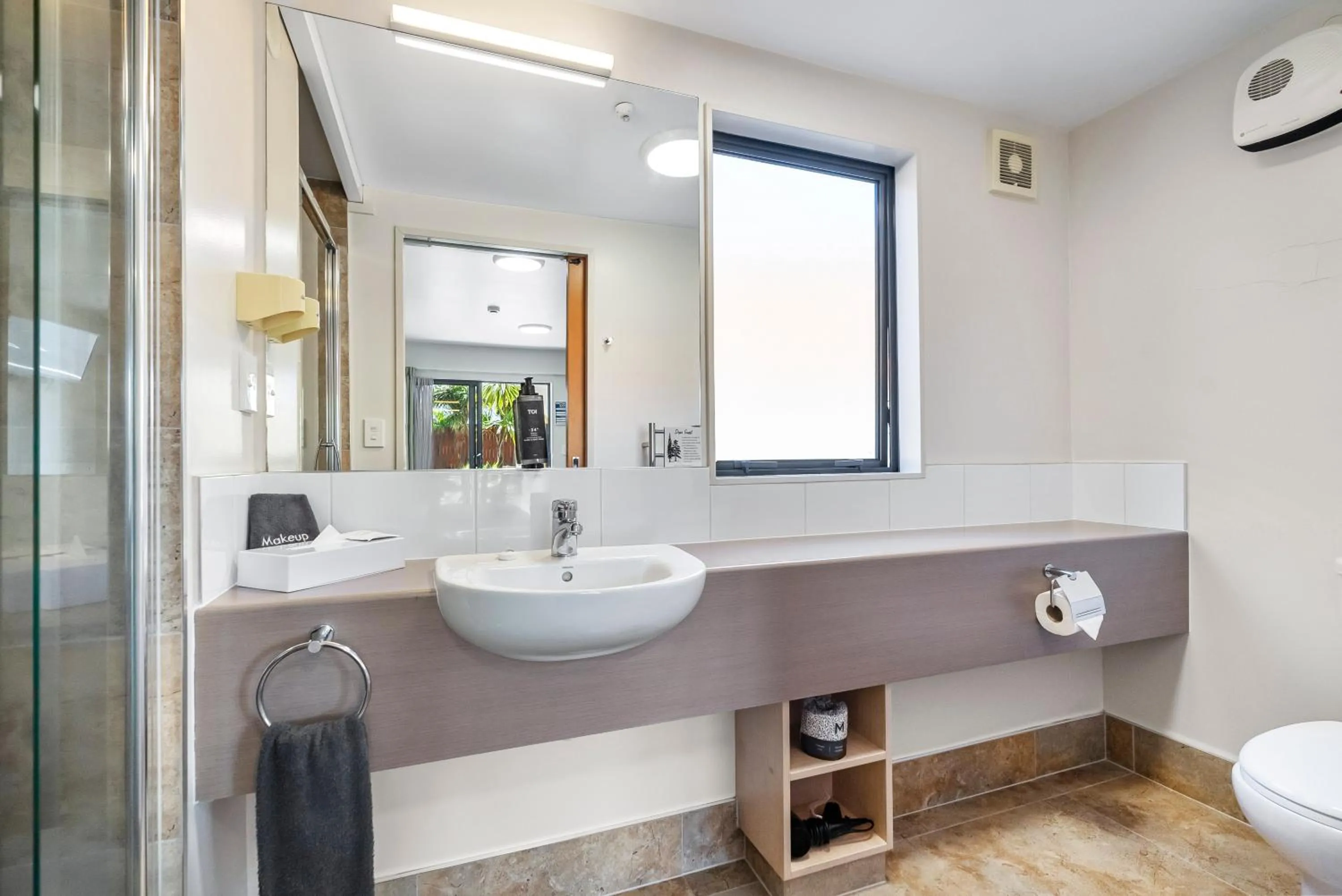 Shower in Bella Vista Motel Whangarei