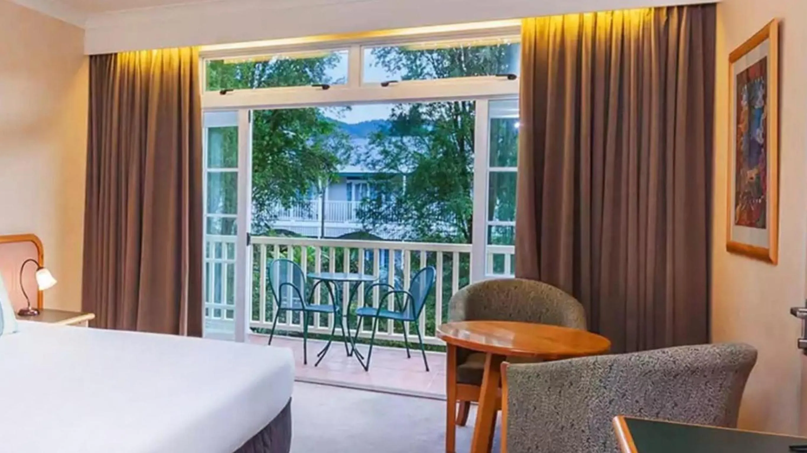 Garden view, Bed in Wairakei Resort Taupo