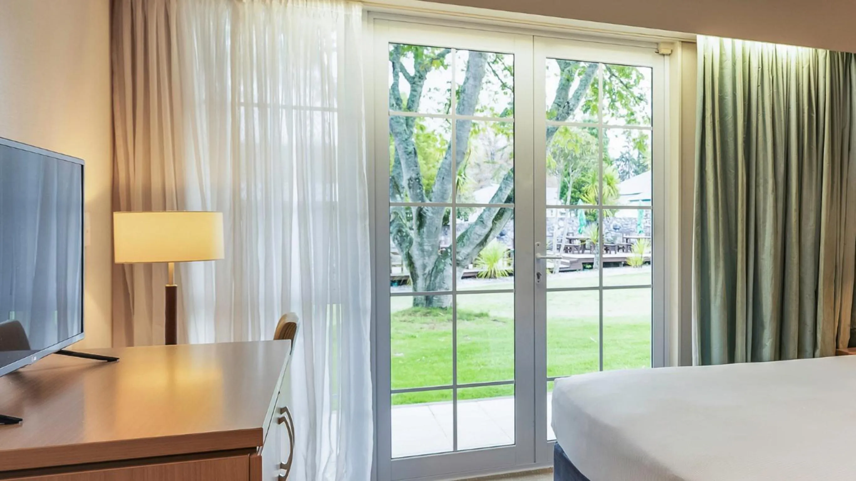 Garden view, Bed in Wairakei Resort Taupo