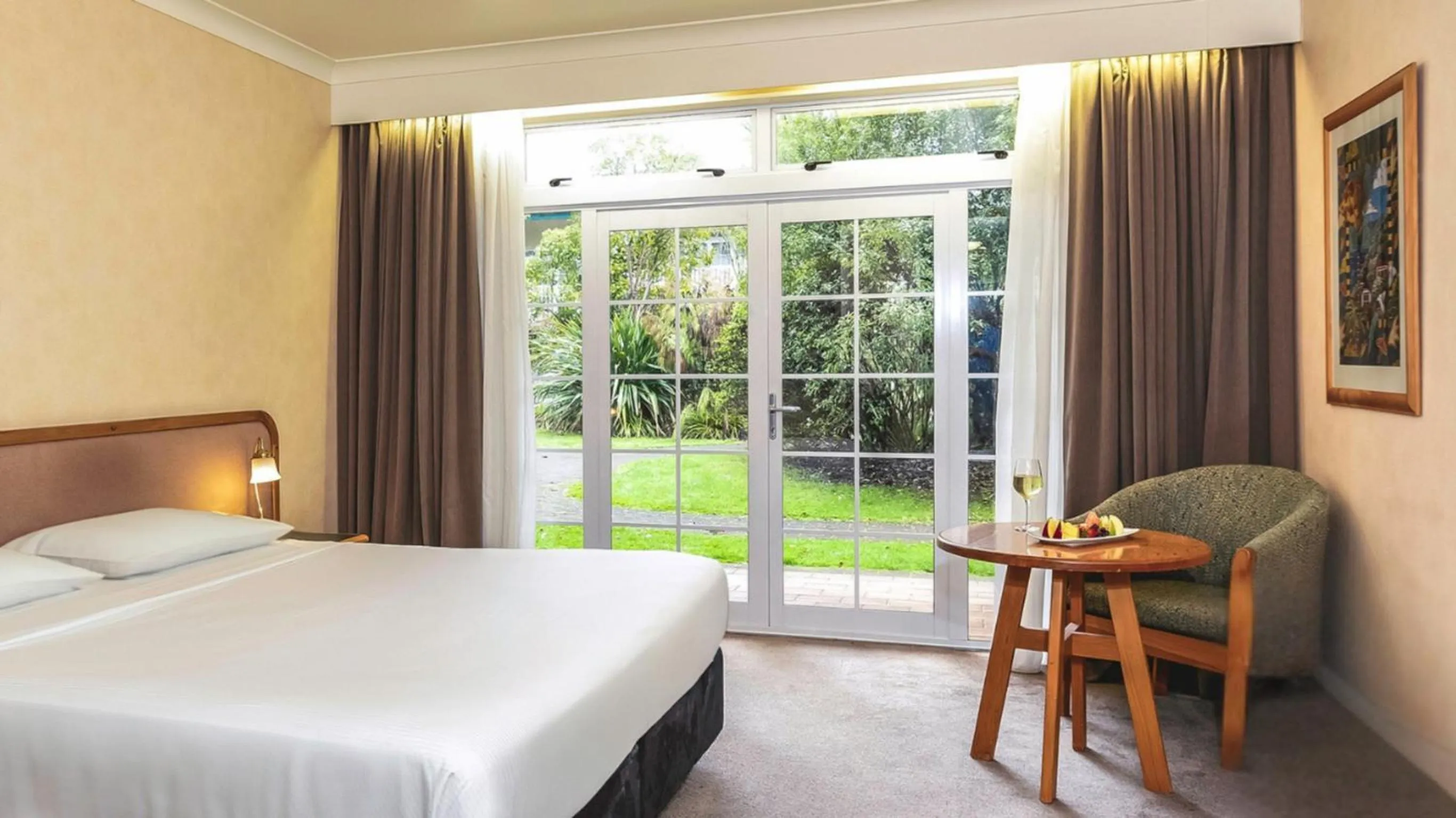 Garden view, Bed in Wairakei Resort Taupo