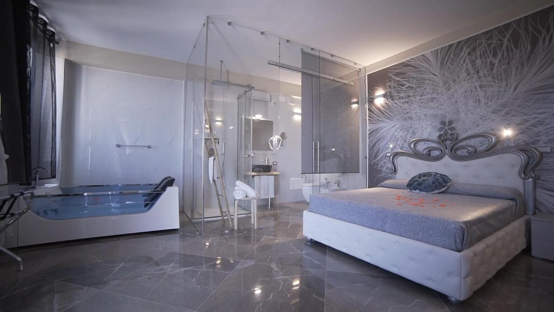 Shower, Bed in Hotel Royal - Beauty & Spa