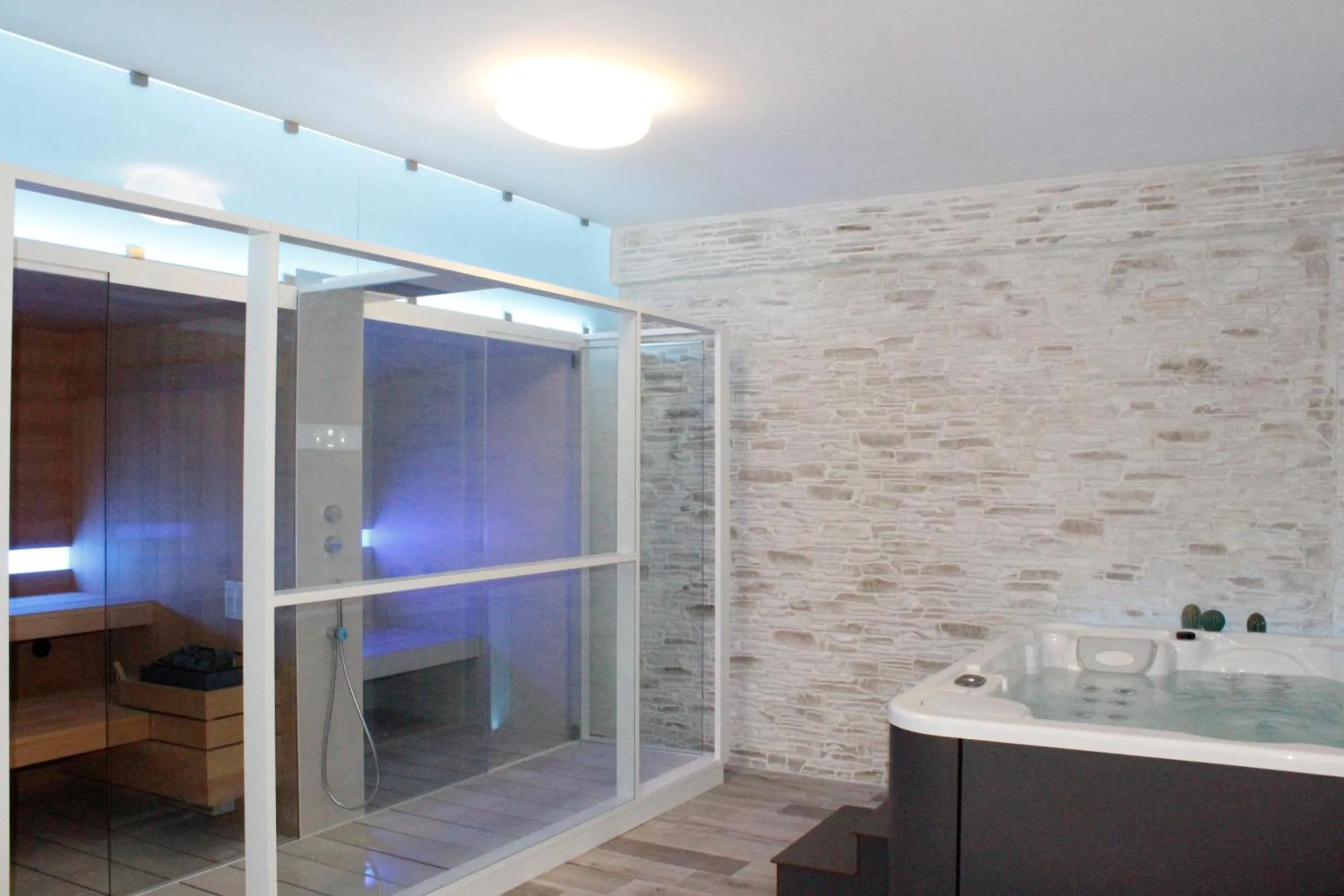 Shower in Hotel Royal - Beauty & Spa