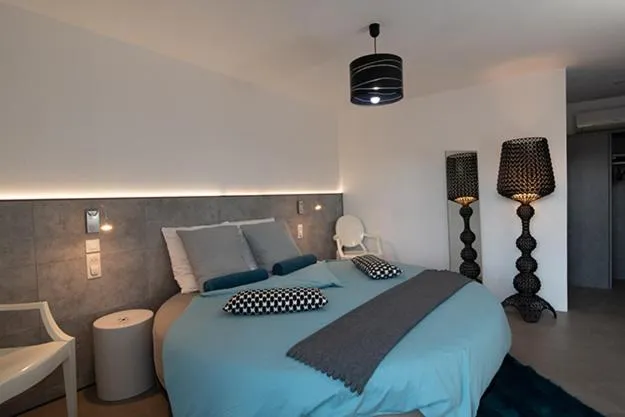 Garden view, Bed in Mise en Scène