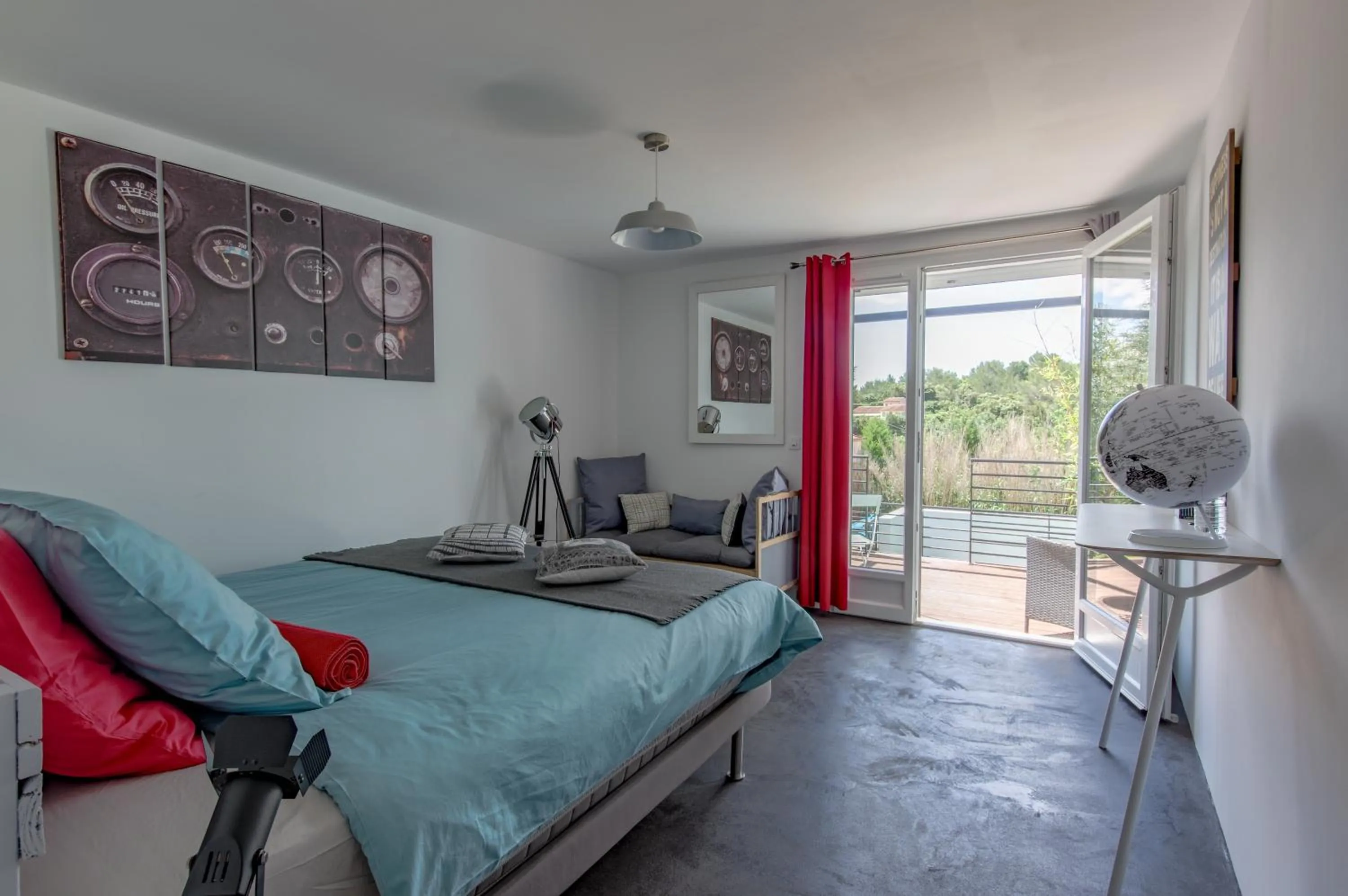 Bedroom, Bed in Mise en Scène